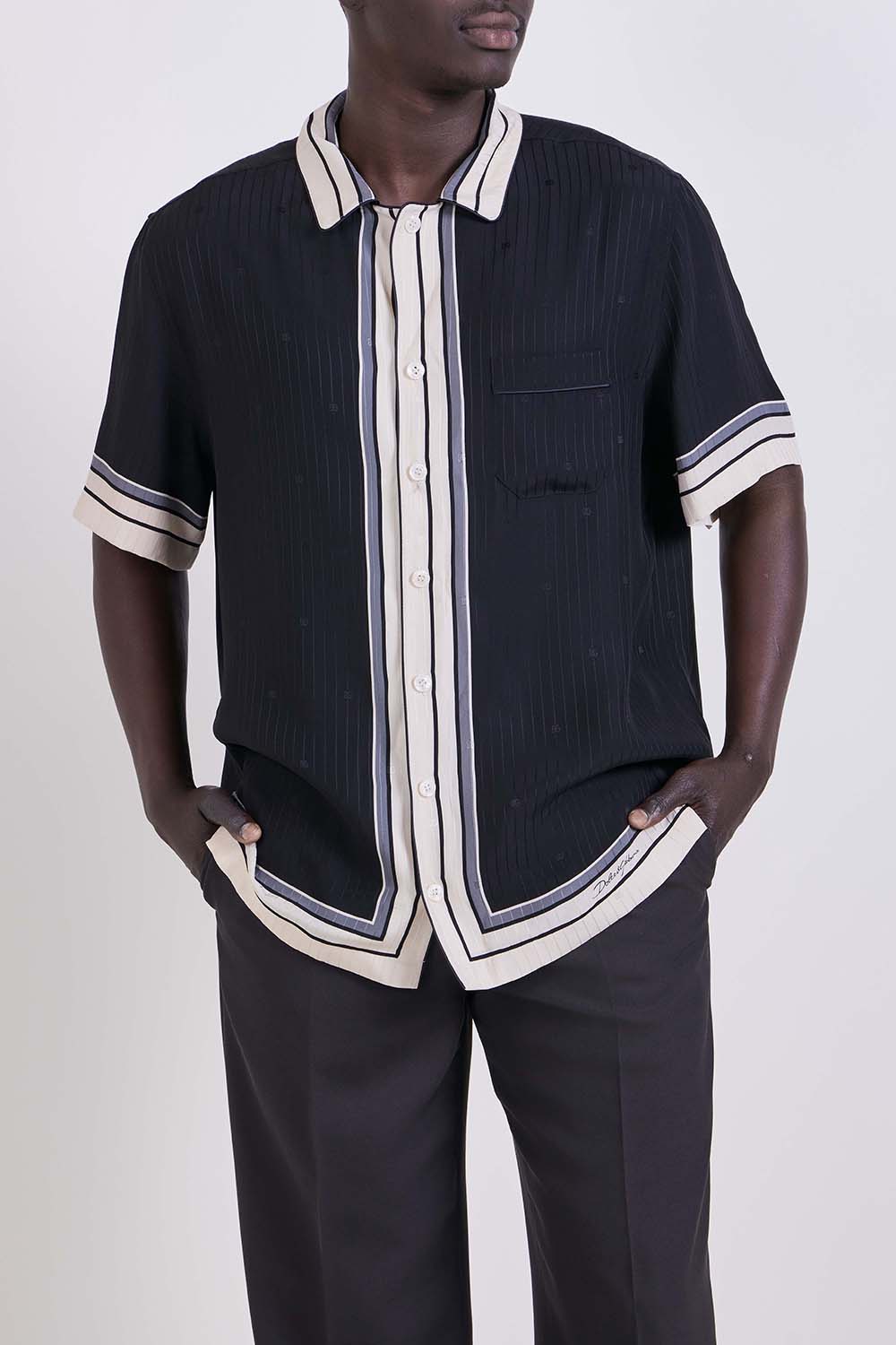 תמונת דוגמן קידמית של חולצת כפתורים משי