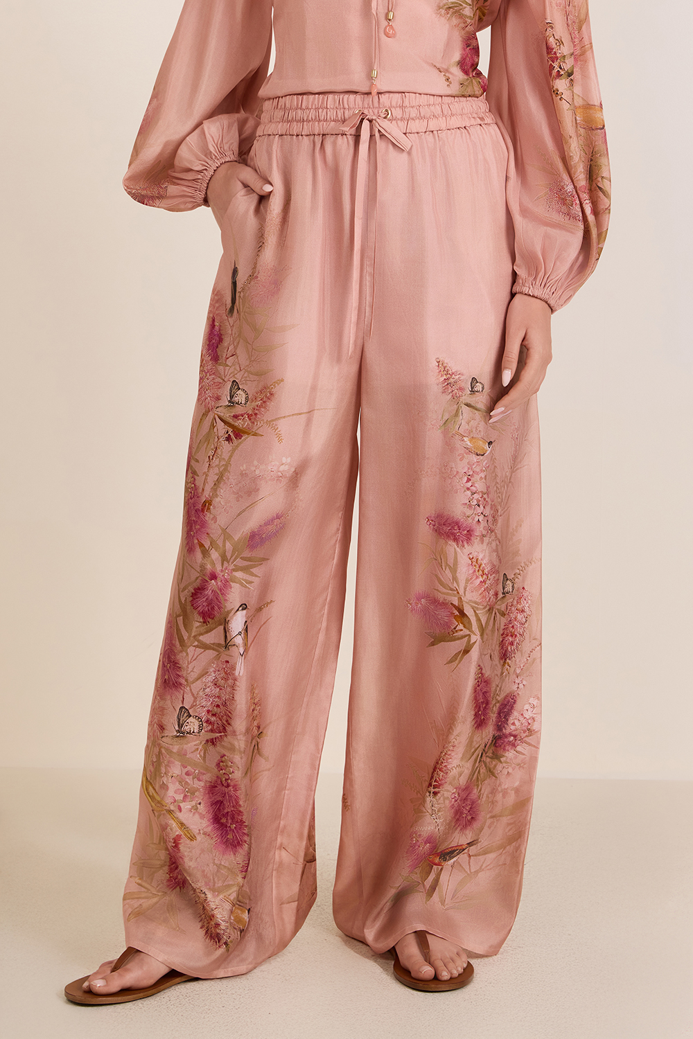 תמונת דוגמן קידמית של מכנסי משי רחבים