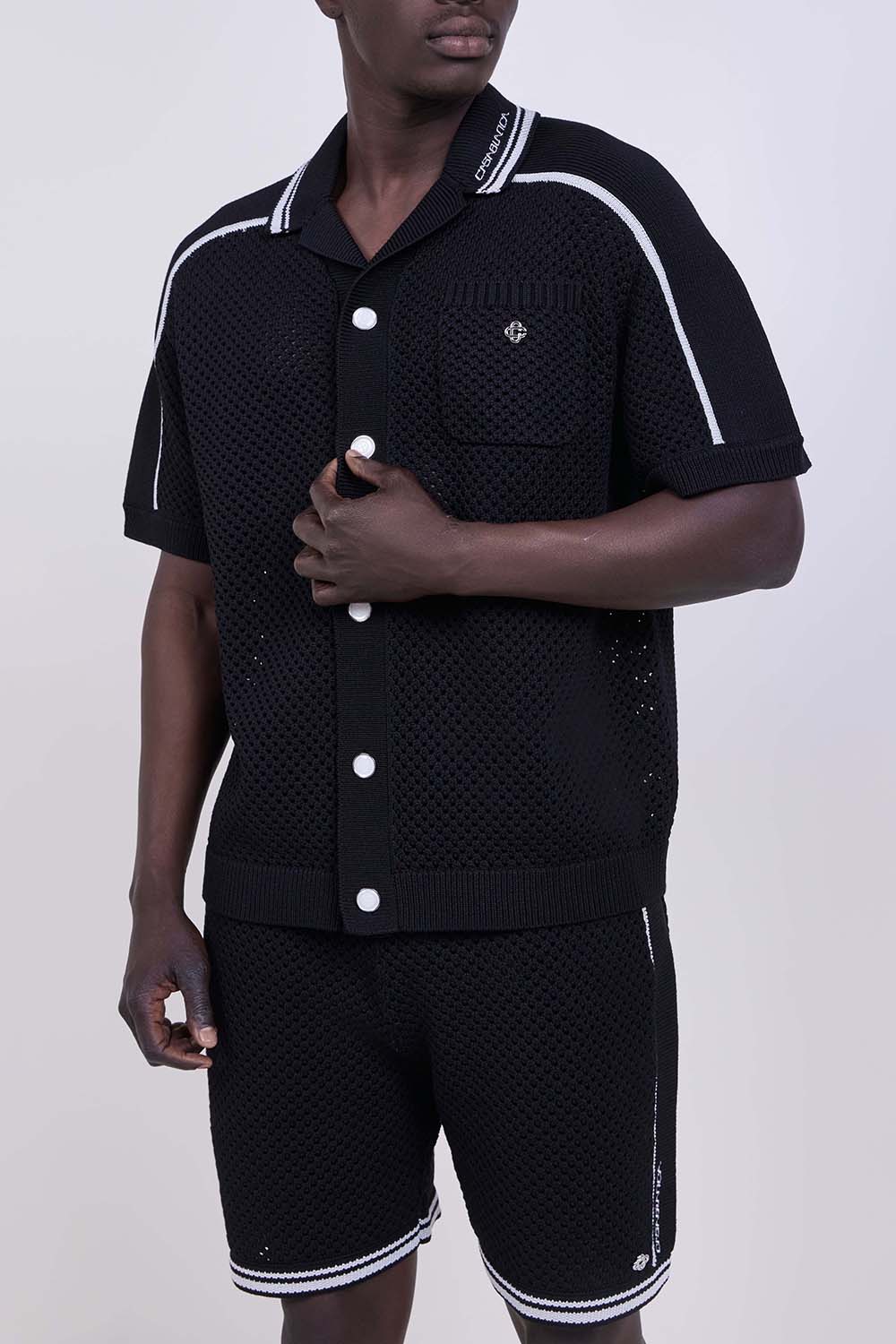 תמונת דוגמן קידמית של חולצת רשת מכופתרת