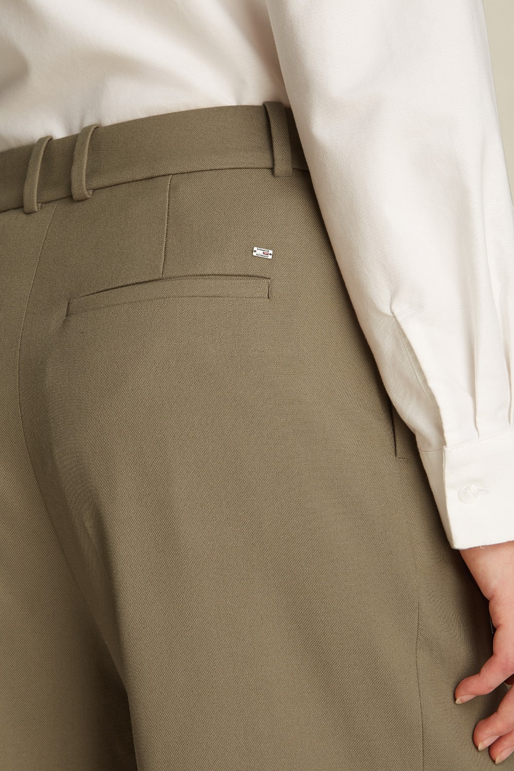 תמונת תקריב דוגמן של מכנסיים ארוכים