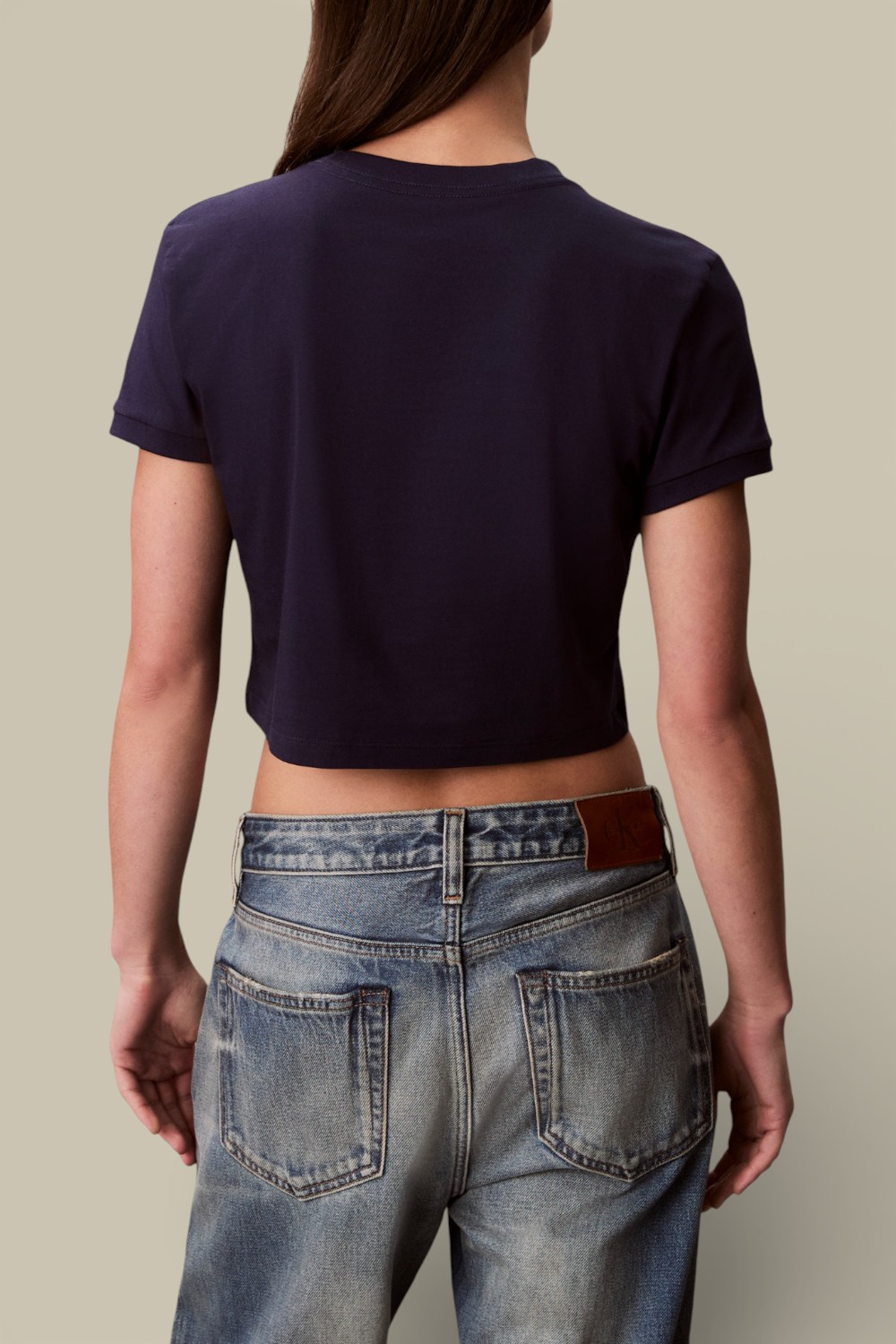 תמונת דוגמן אחורית של חולצת טי קרופ