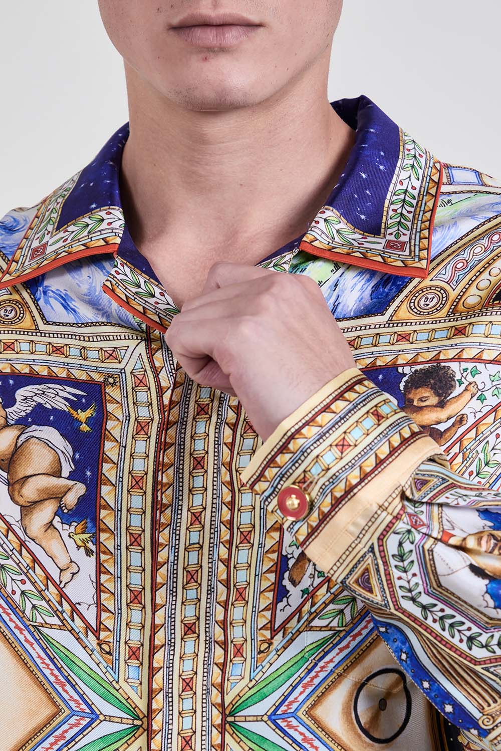 תמונת תקריב דוגמן של חולצת מכופתרת בגזרה משוחררת