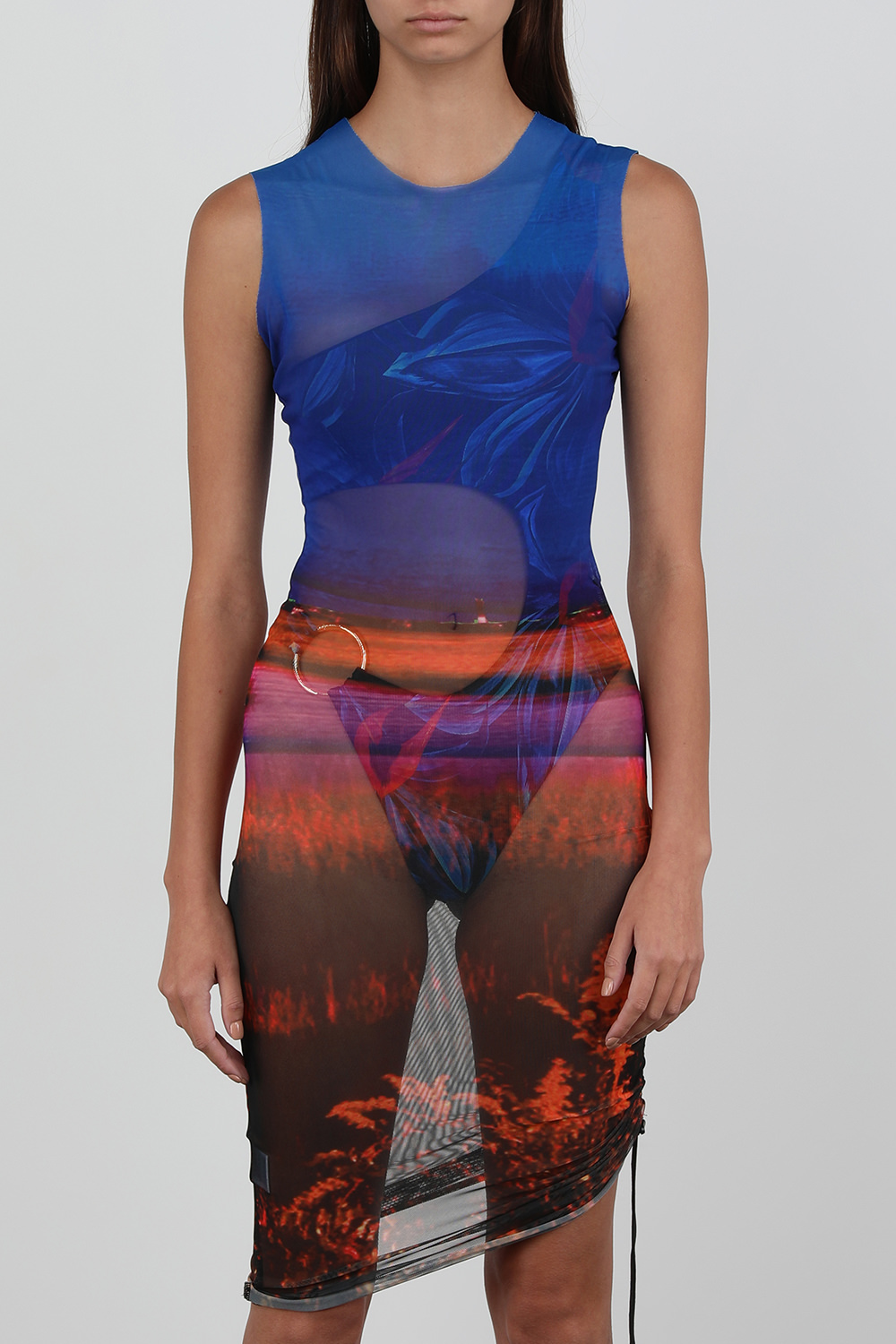 תמונת דוגמן קידמית של שמלת רשת מיני א-סימטרית עם הדפס ססגוני