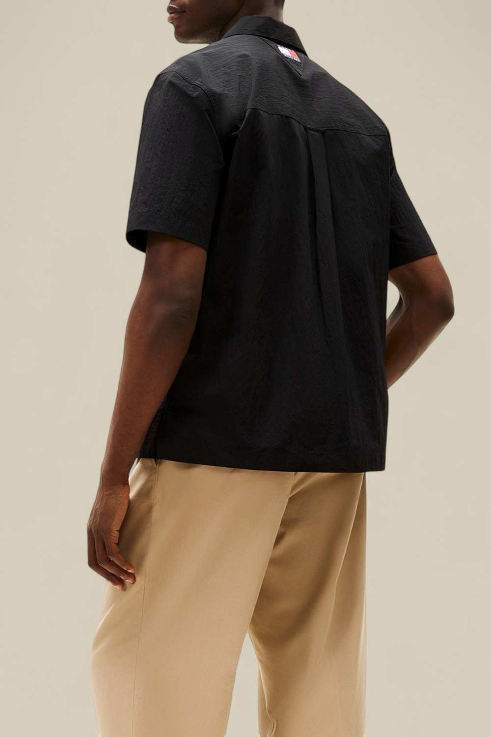 תמונת דוגמן אחורית של טומי הילפיגר X סרט פורמולה 1 חולצת כפתורים