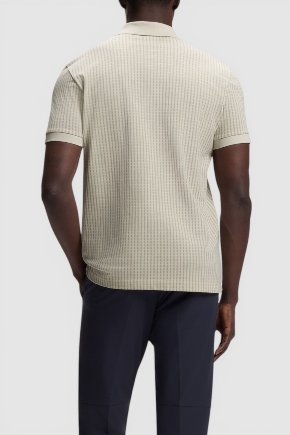 תמונת דוגמן אחורית של חולצת פולו בגזרת סלים