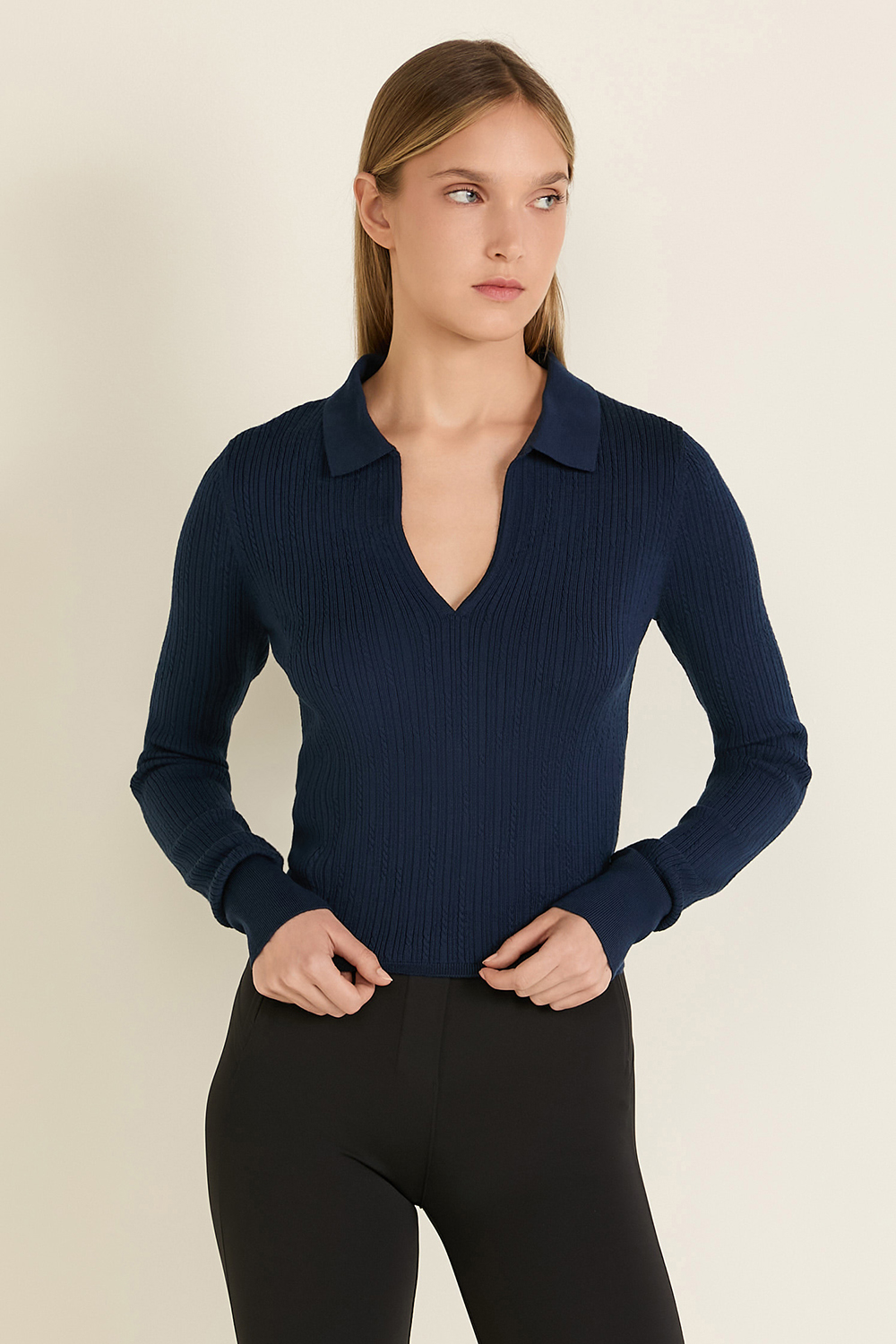 תמונת דוגמן קידמית של Ribbed Merino Wool Collared Sweater‏