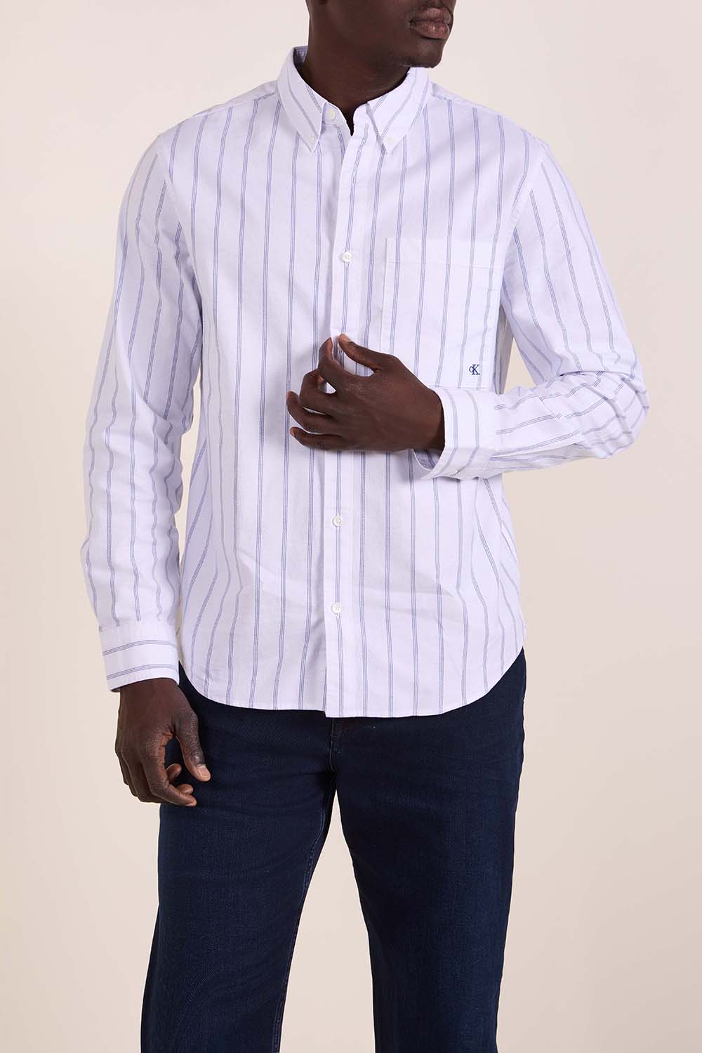 תמונת דוגמן קידמית של חולצה מכופתרת פסים