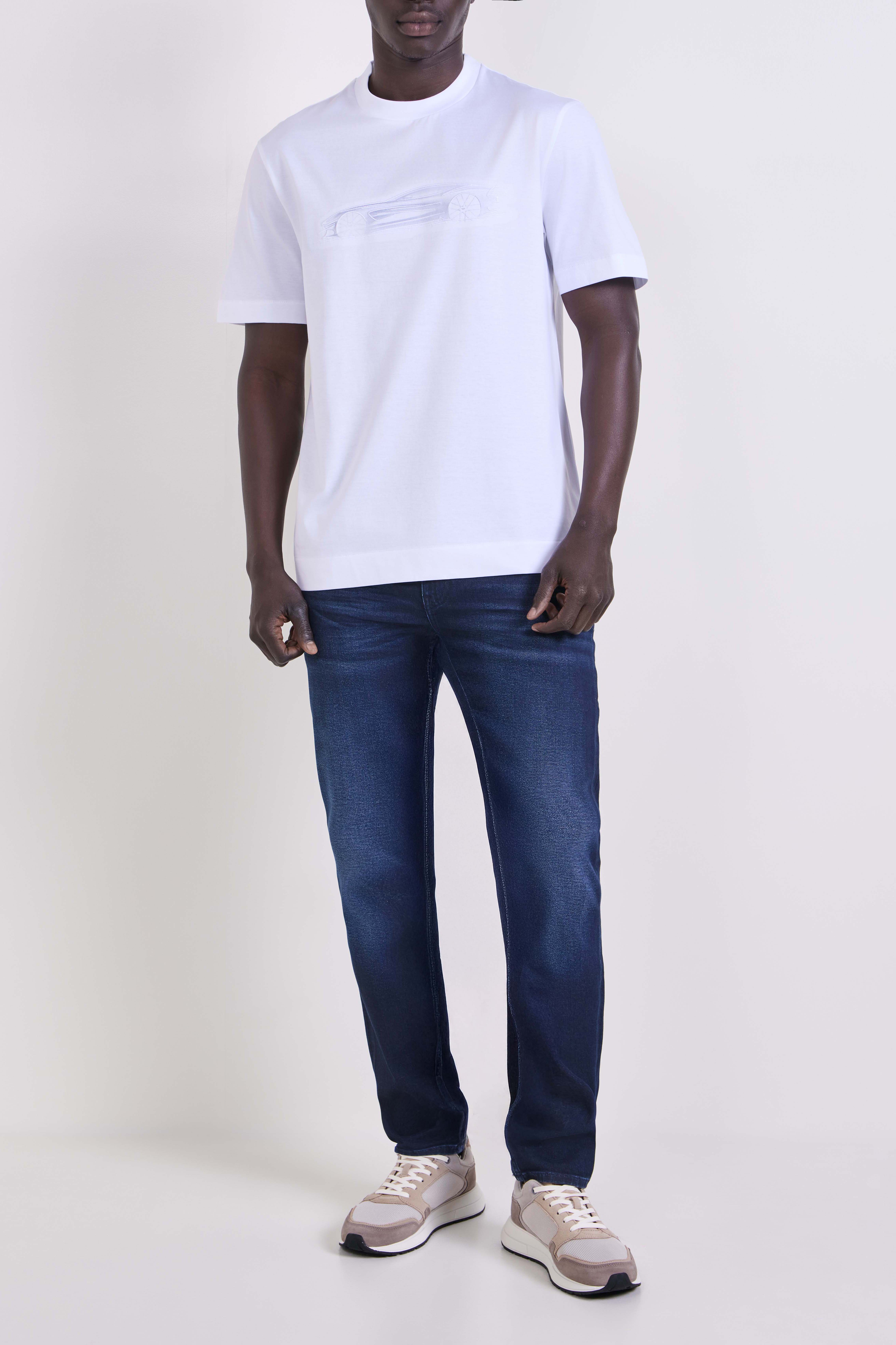 תמונת דוגמן קידמית של נעלי סניקרס