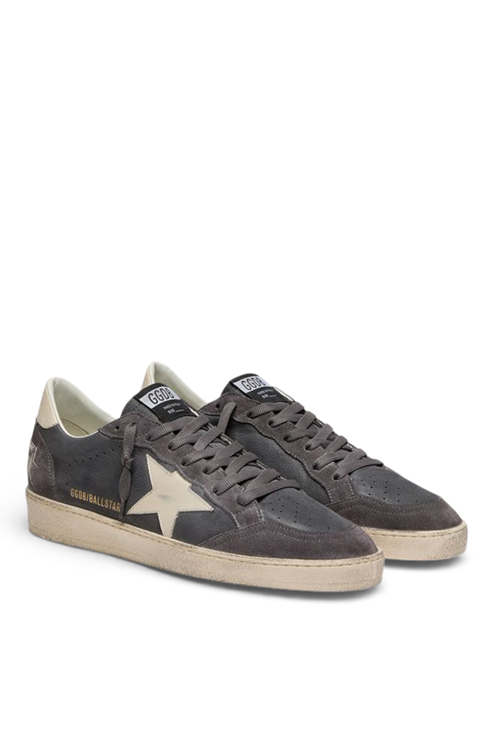 תמונה אחורית של סניקרס