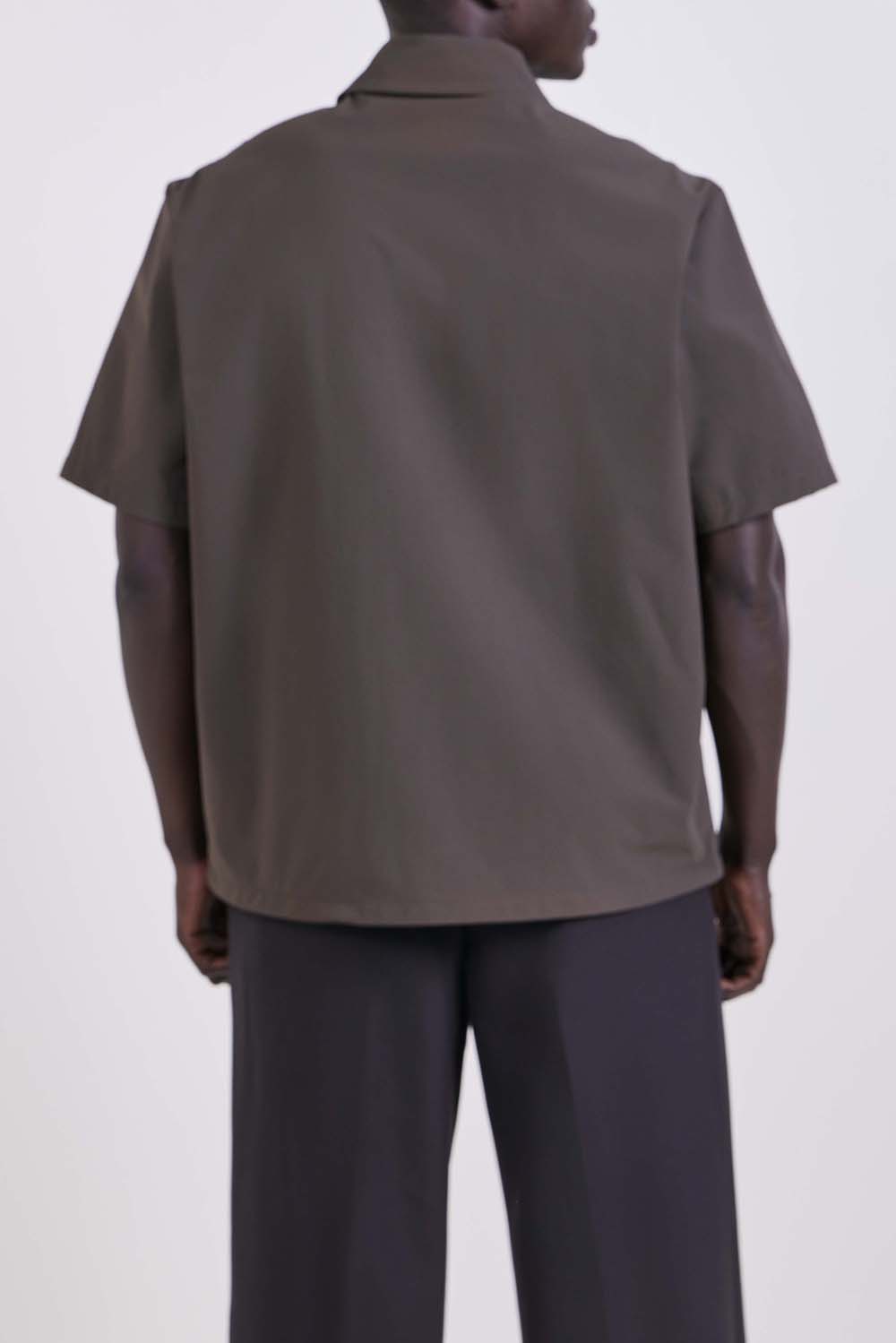 תמונת דוגמן אחורית של חולצת פולו