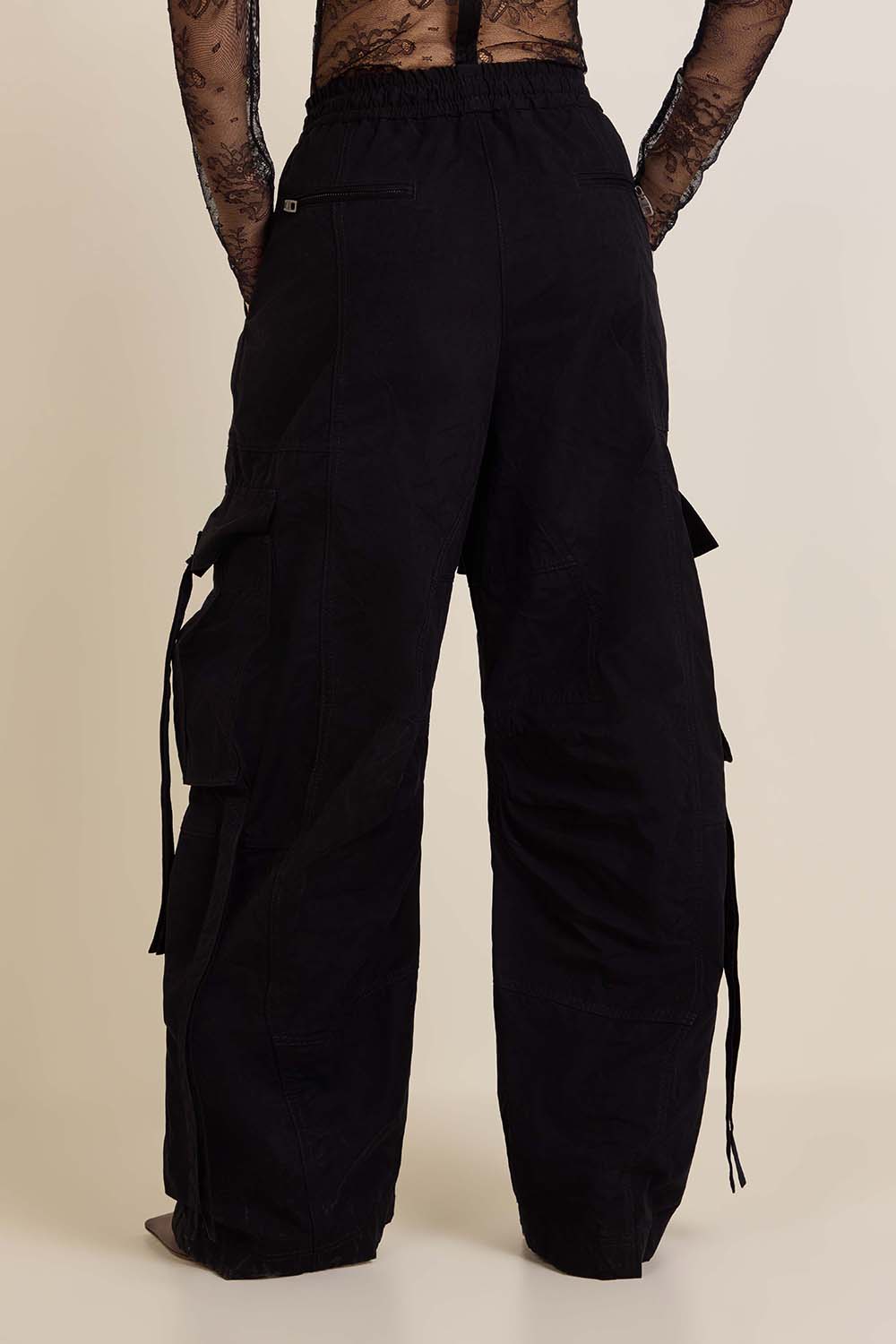 תמונת דוגמן אחורית של מכנסי קרגו