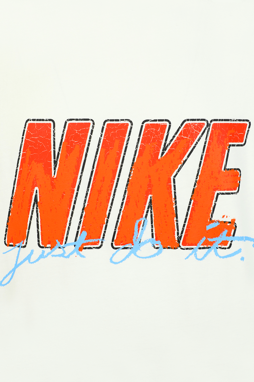 תמונת תקריב של חולצת טי לבנה עם פרינט ג'אסט דו איט