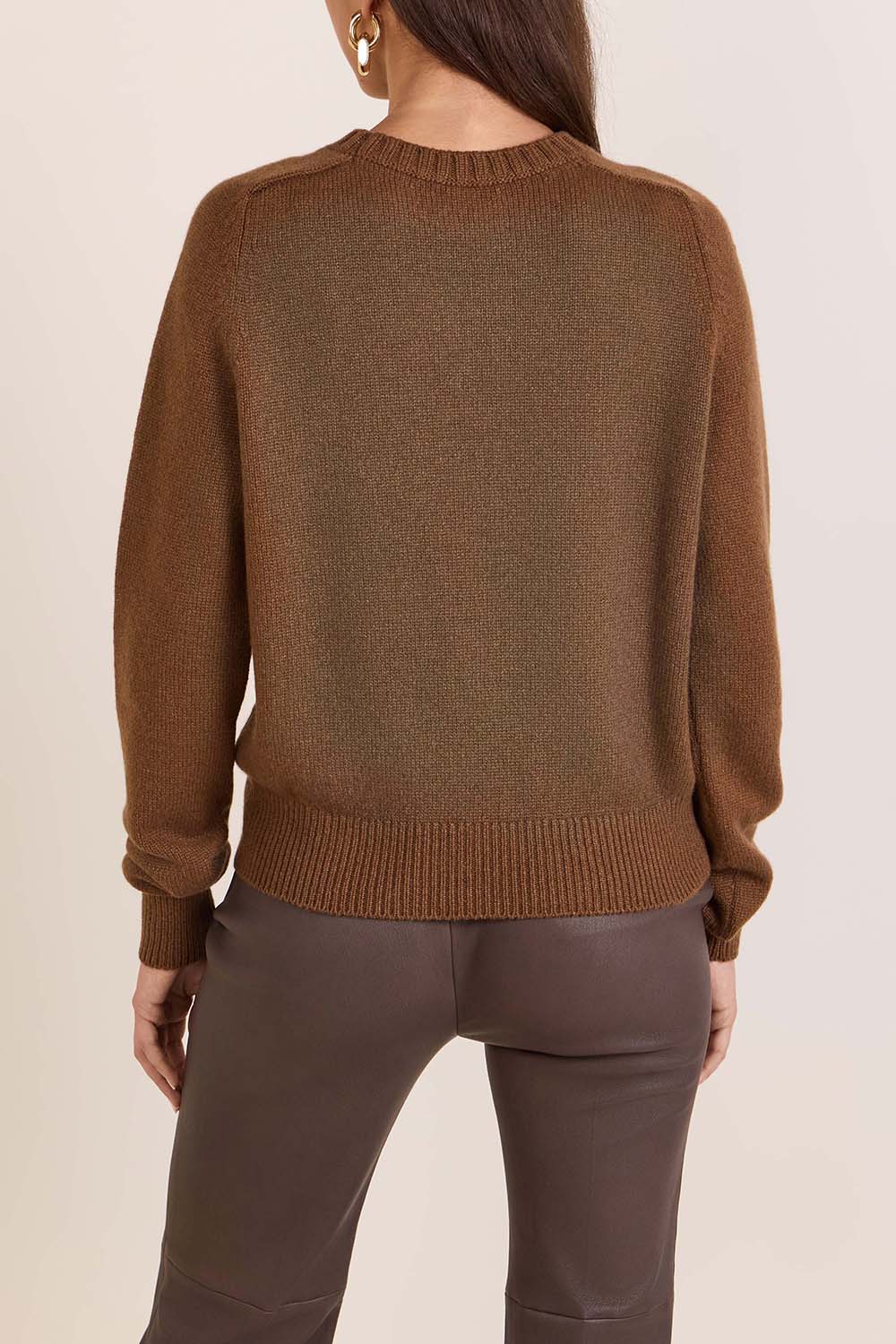 תמונת דוגמן אחורית של סוודר קשמיר