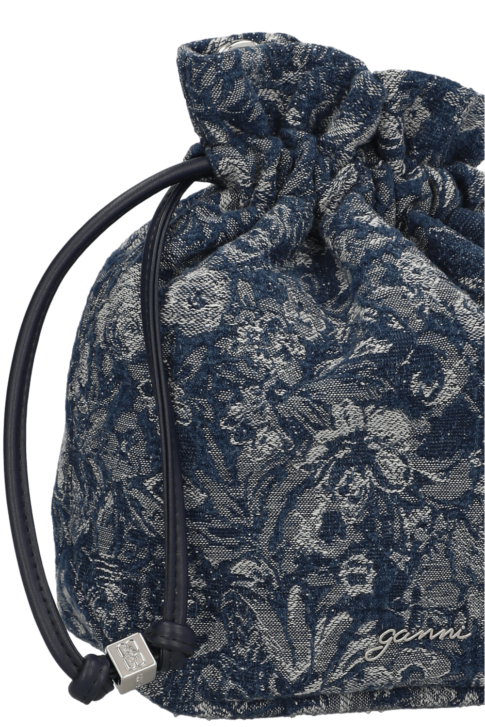 תמונת תקריב של תיק יד דנים פרחוני