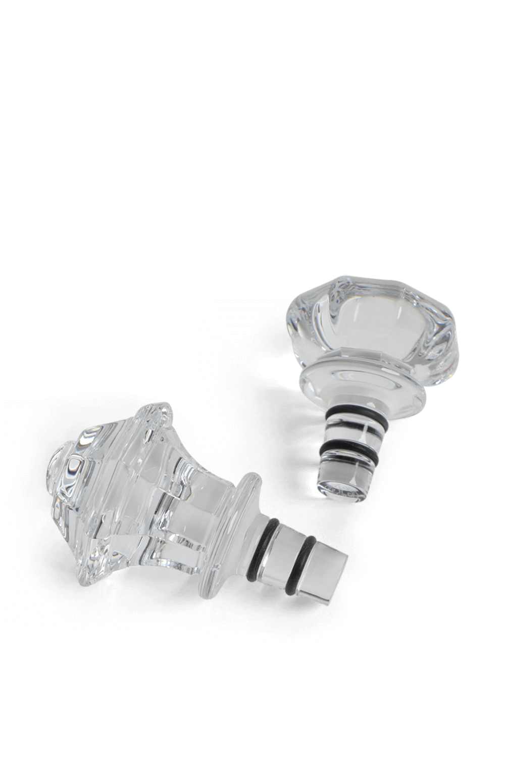 תמונת תקריב של סט שני פקקים אוניברסליים לבקבוקים מקריסטל שקוף