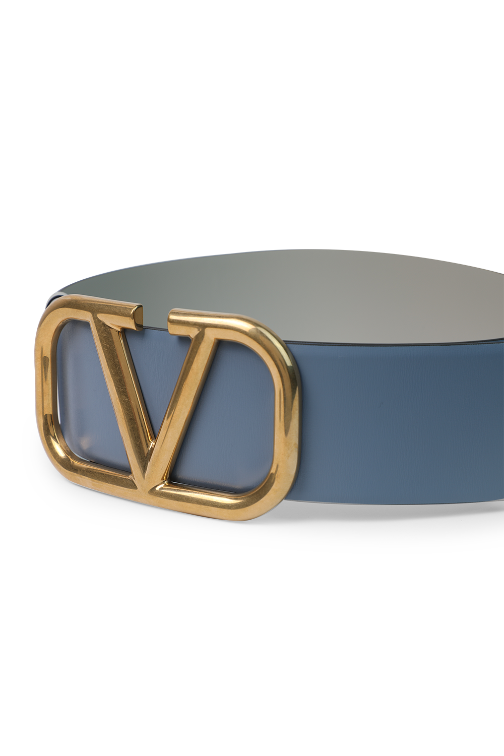 תמונת תקריב של חגורת עור בגוון תכלת עם אבזם לוגומאני