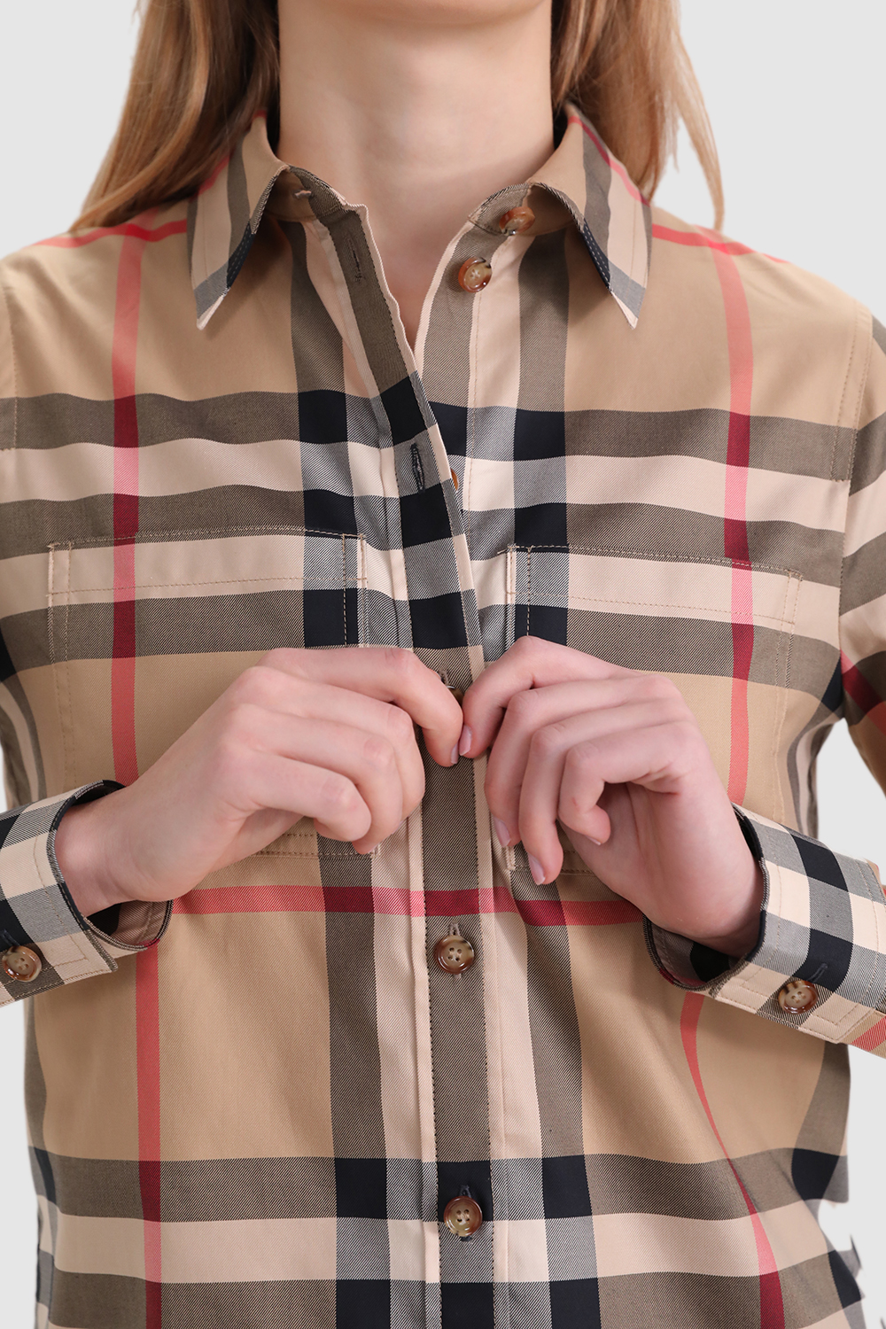 תמונת תקריב דוגמן של חולצה מכופתרת