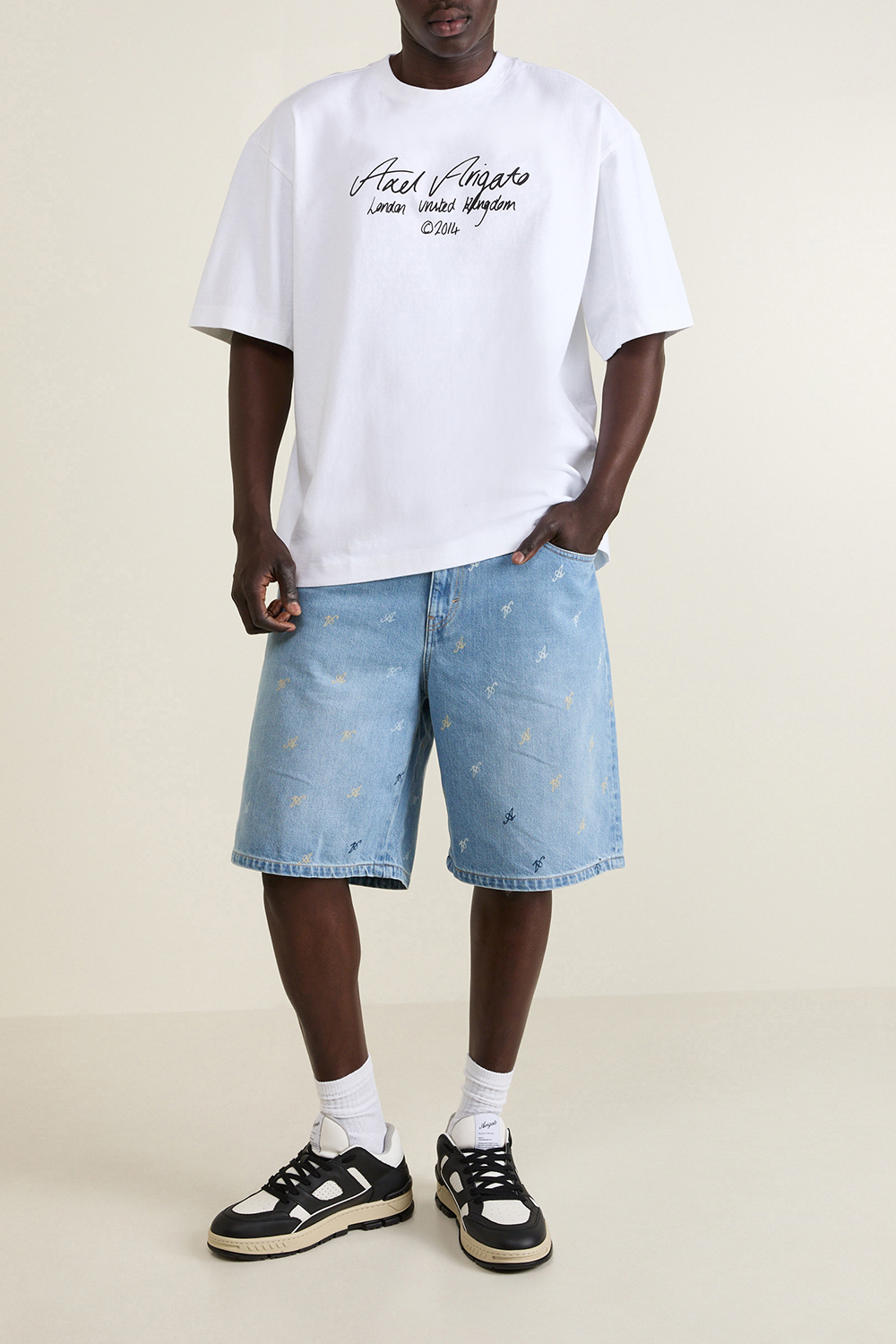 תמונת דוגמן קידמית של נעלי סניקרס