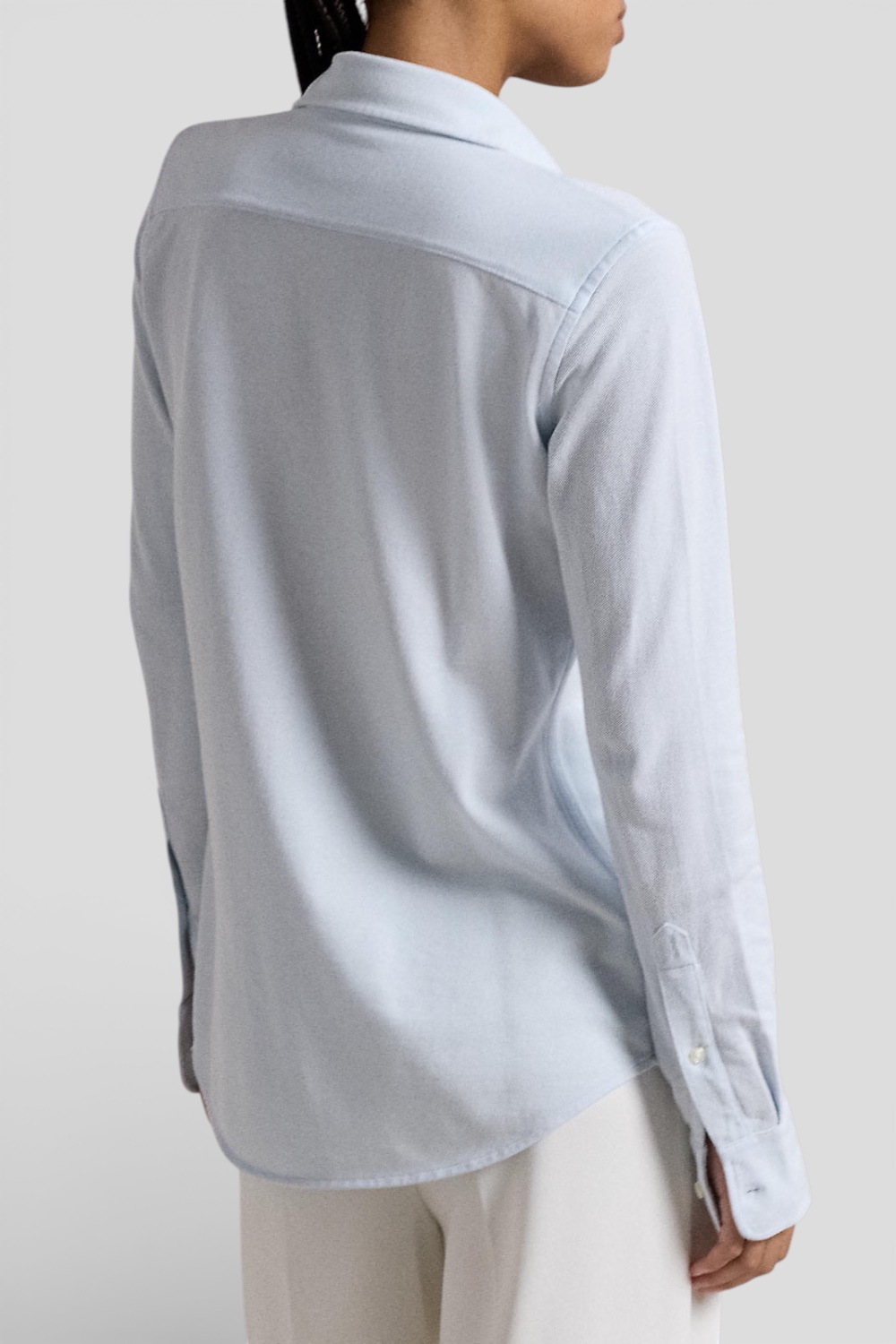 תמונת דוגמן אחורית של חולצה מכופתרת