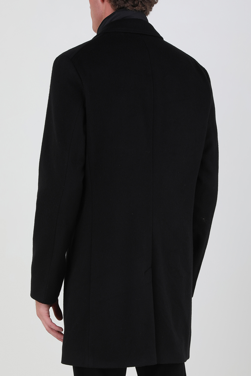 תמונת דוגמן אחורית של מעיל צמר ארוך