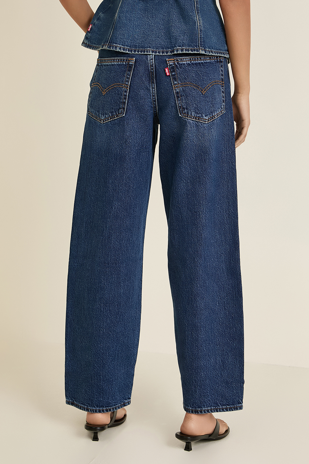 תמונת דוגמן אחורית של מכנסי ג'ינס באגי דאד