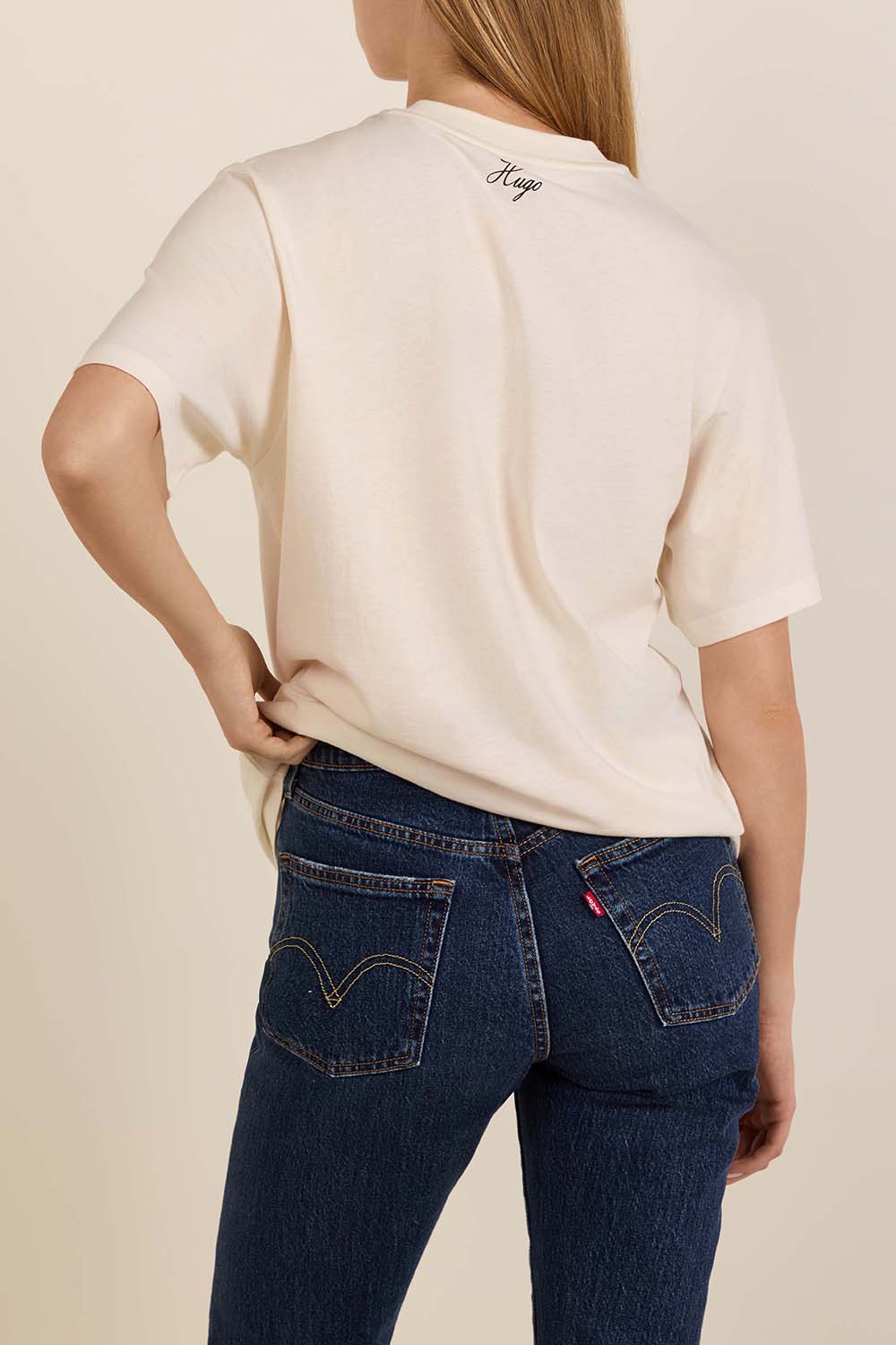 תמונת דוגמן אחורית של חולצת טי