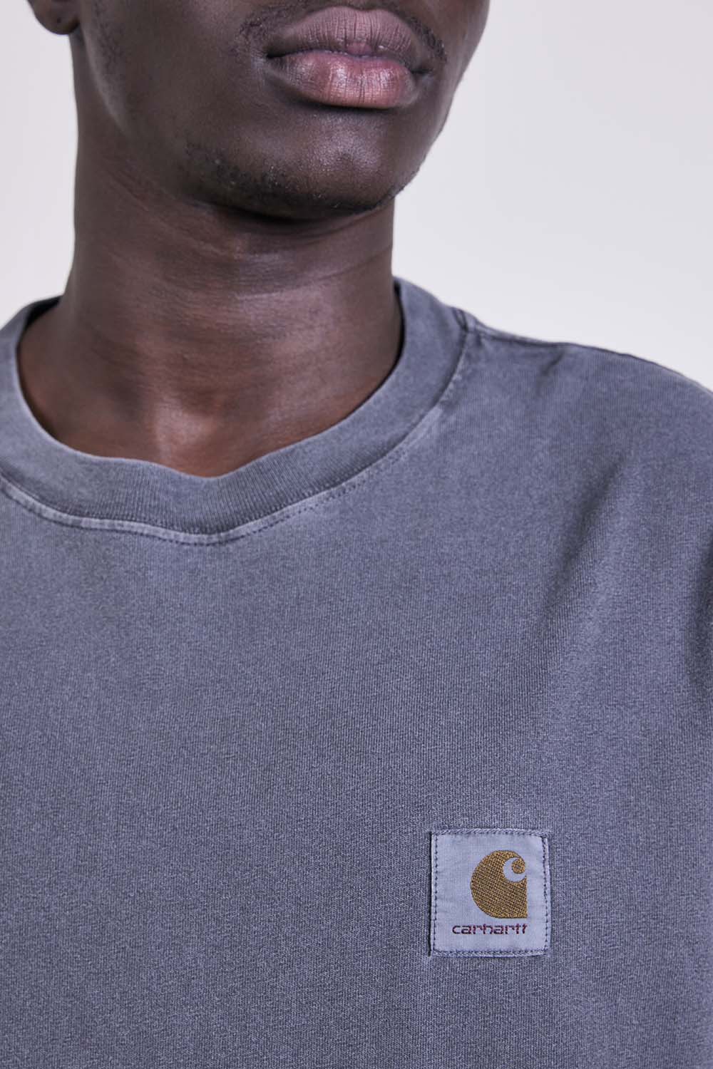 תמונת תקריב דוגמן של חולצת טי ארוכה