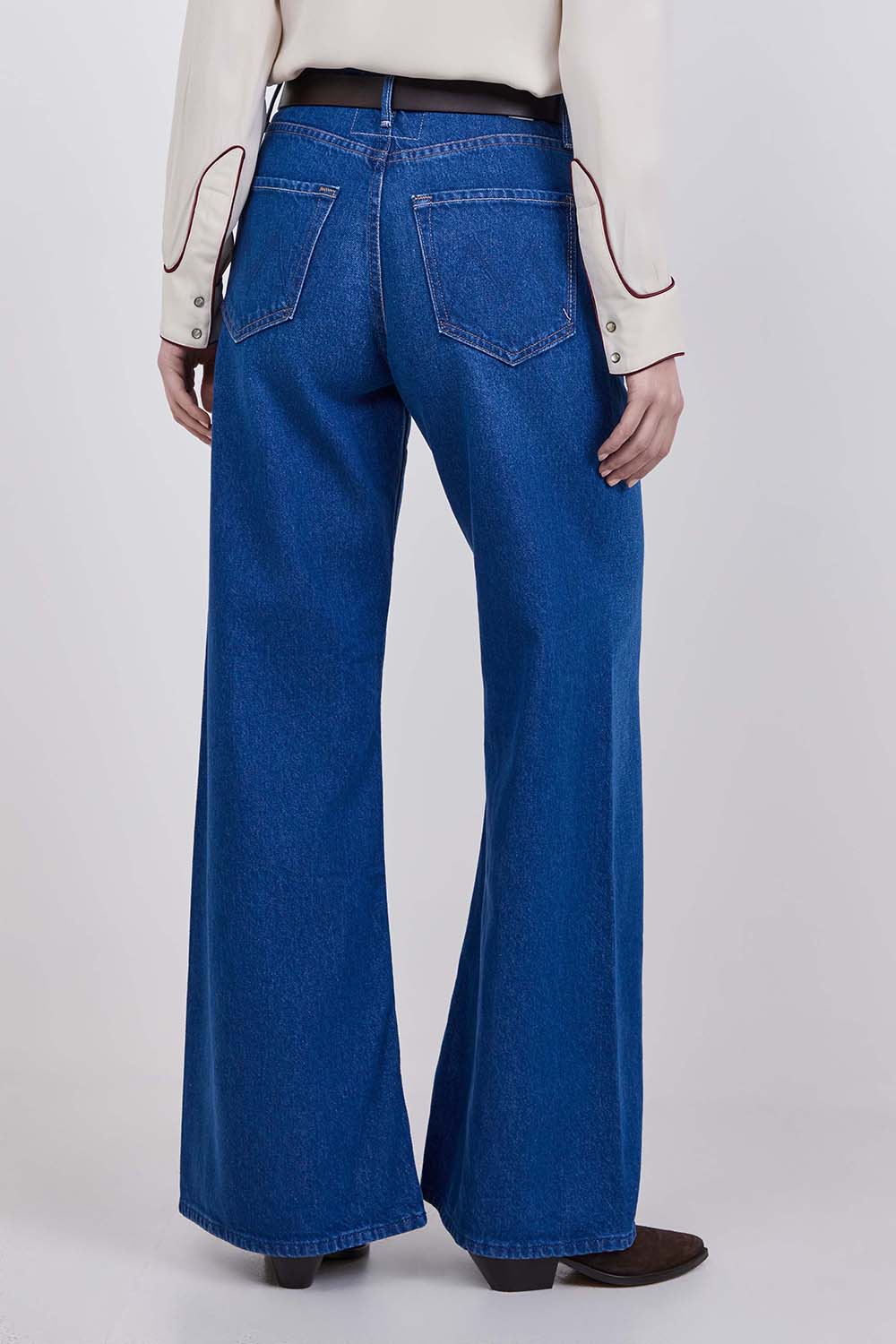 תמונת דוגמן אחורית של מכנסי ג'ינס בגזרה רחבה