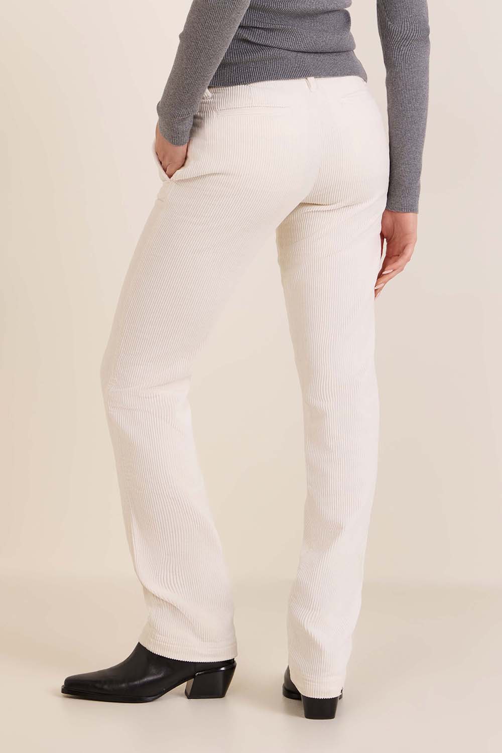 תמונת דוגמן אחורית של מכנסי קורדרוי בגזרה ישרים