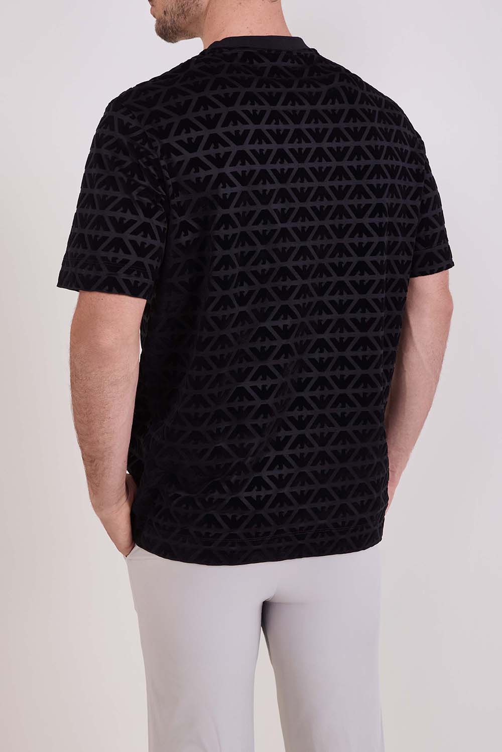 תמונת דוגמן אחורית של חולצת טי