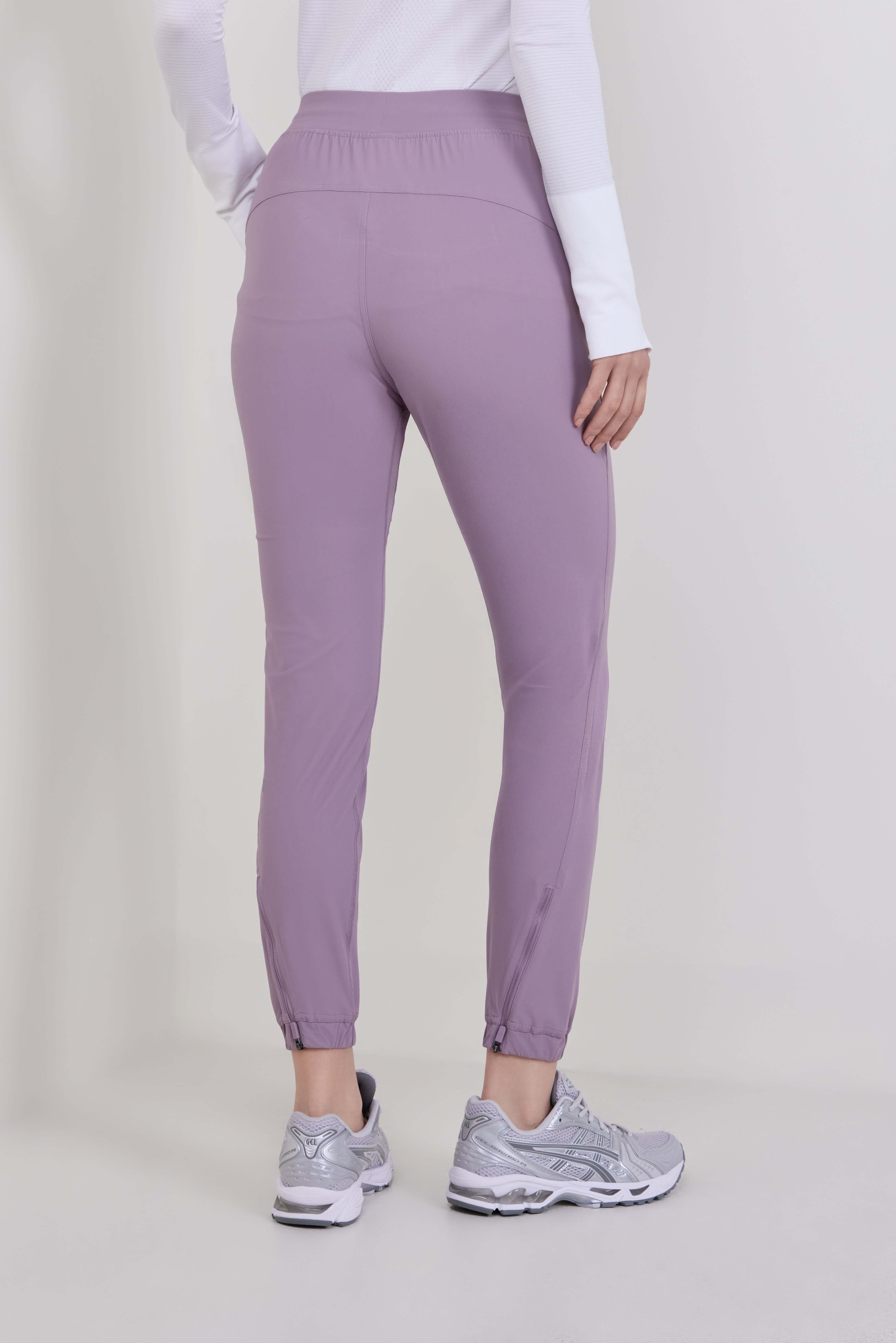 תמונת דוגמן אחורית של Adapted State High-Rise Jogger Regular