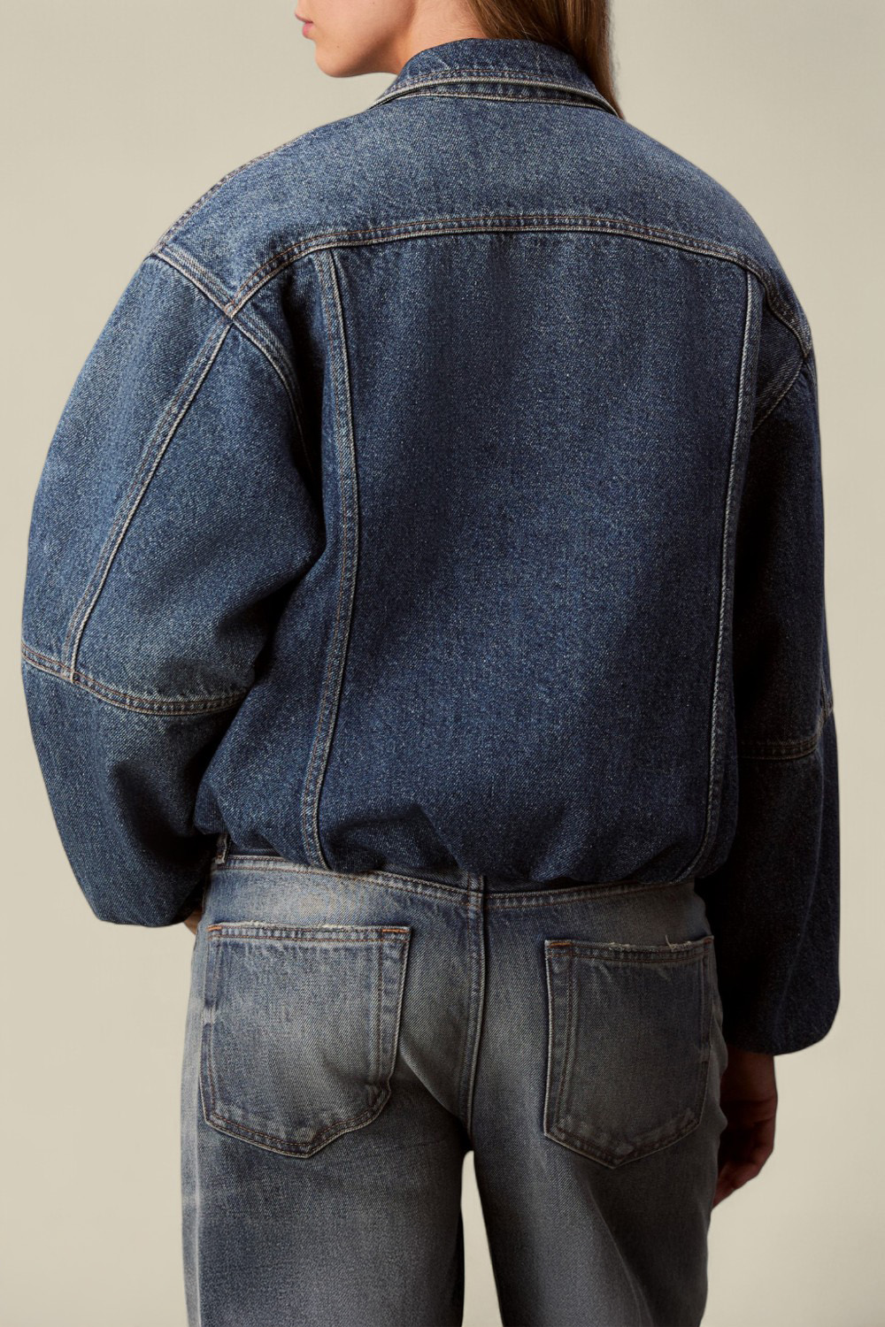 תמונת דוגמן אחורית של ז'קט ג'ינס מרופד