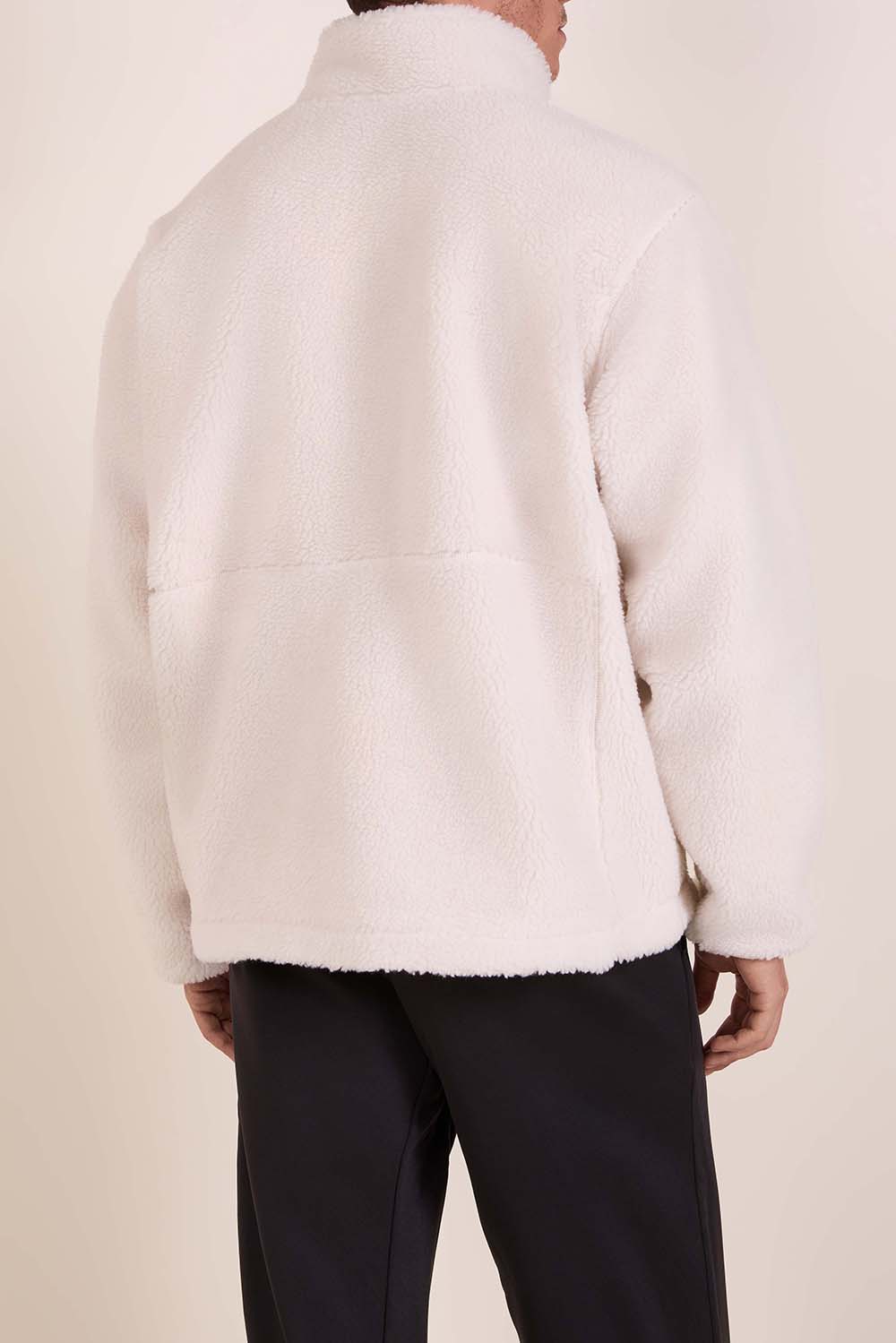 תמונת דוגמן אחורית של ז'קט פליז בגזרה משוחררת