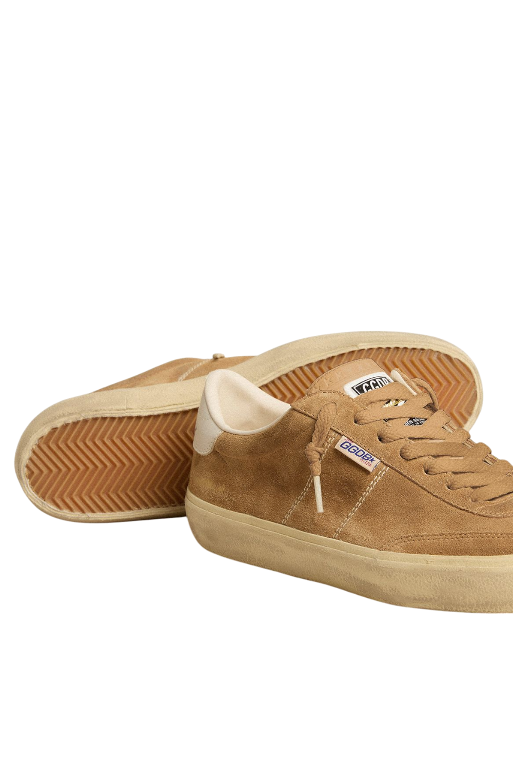 תמונת תקריב של נעלי סניקרס