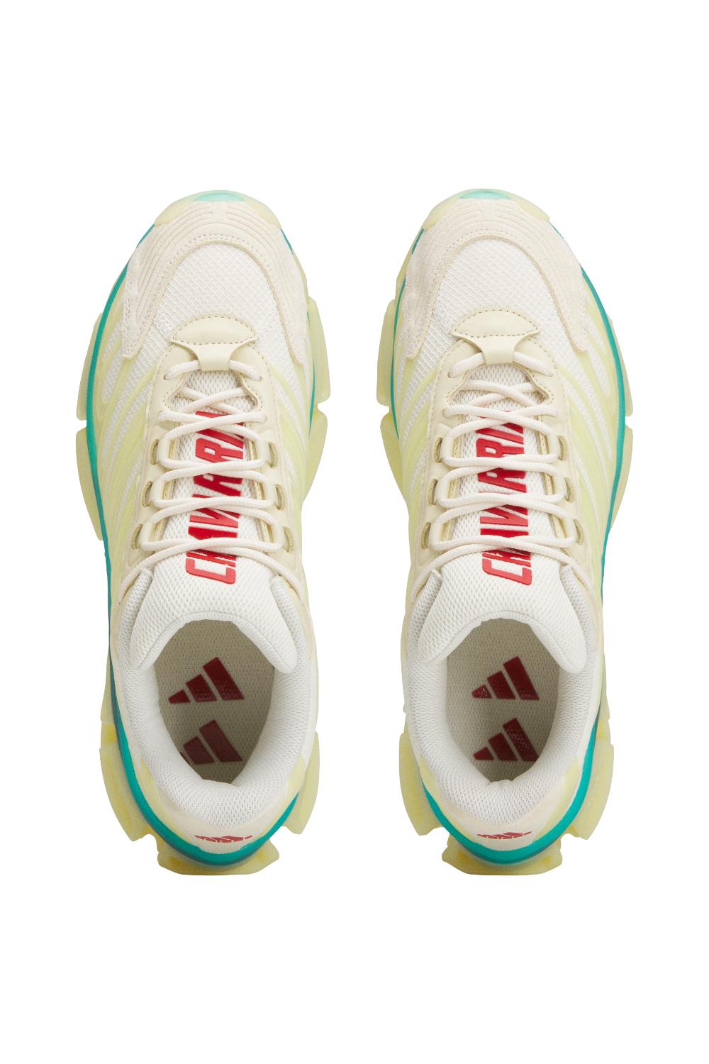 תמונת תקריב של נעלי סניקרס מגה־רייד אדידס X וילי צ'אווריה