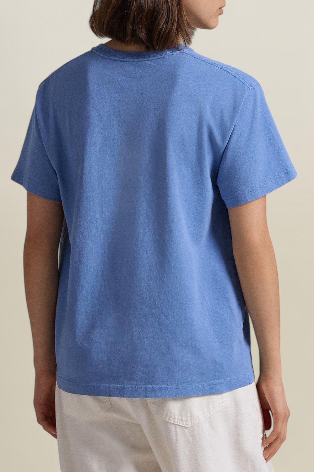 תמונת דוגמן אחורית של חולצת טי עם כיס