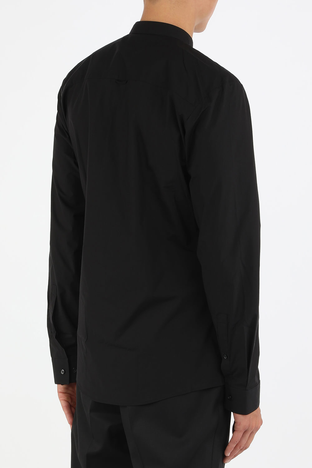 תמונת דוגמן אחורית של חולצה מכופתרת שחורה בגזרת אקסטרה סלים