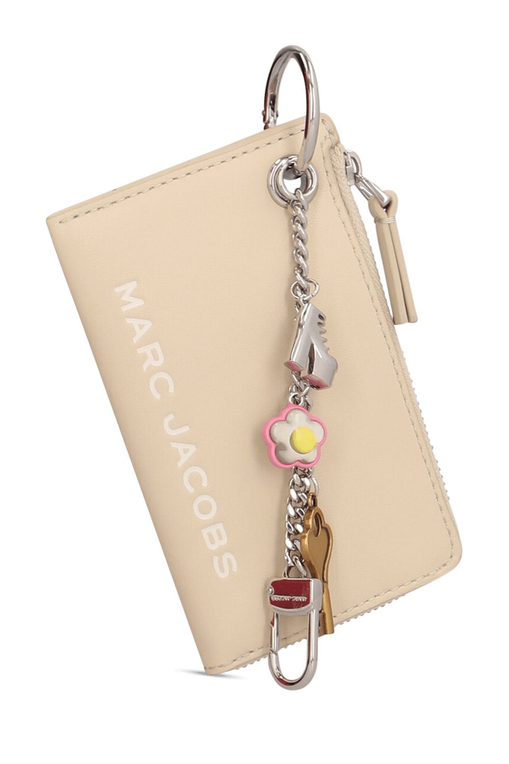 תמונת תקריב של ארנק עם שרשרת צ'ארם