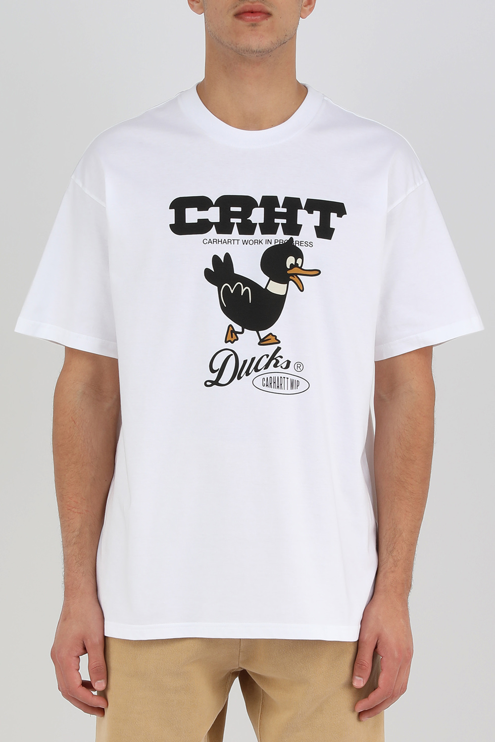 תמונת דוגמן קידמית של חולצת טי לבנה עם פרינט ברווז ממותג