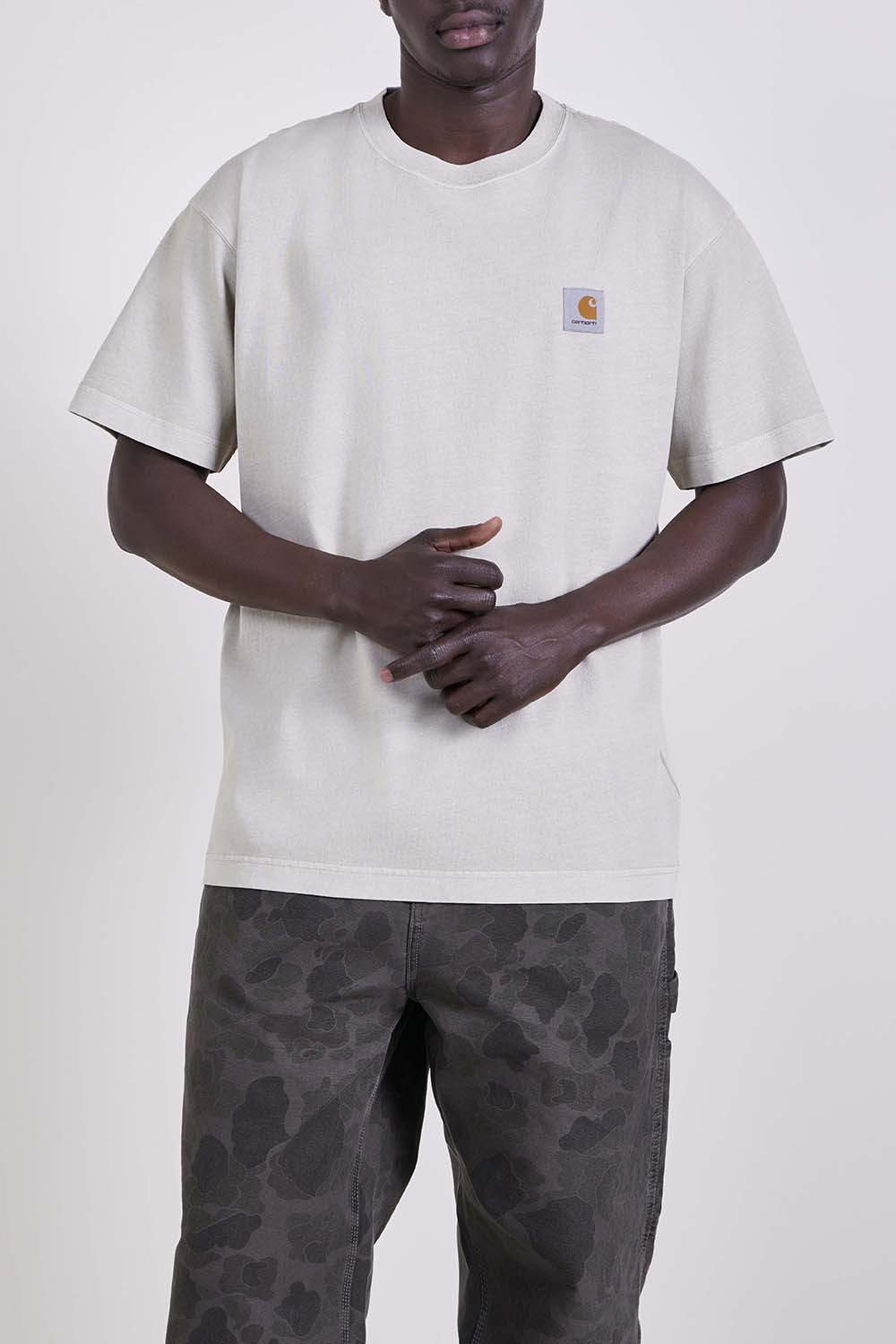 תמונת דוגמן קידמית של חולצת טי בגזרה משוחררת