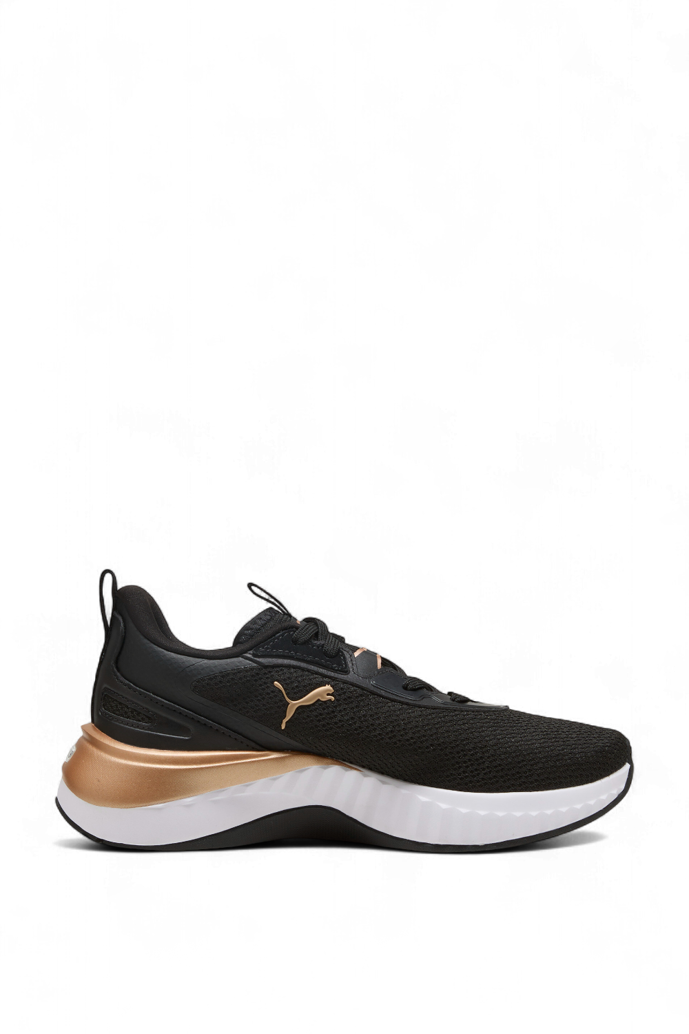 תמונה קידמית של נעלי סניקרס