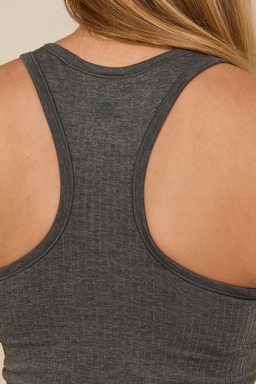 תמונת תקריב דוגמן של Ebb to Street Cropped Racerback Tank Top