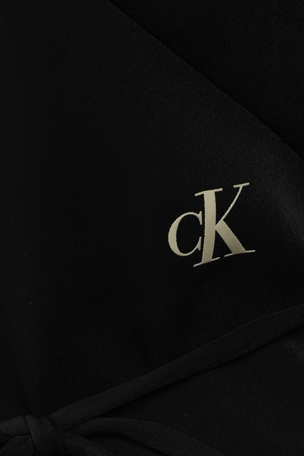 תמונה אחורית של חולצת מעטפת עם שרוכי קשירה