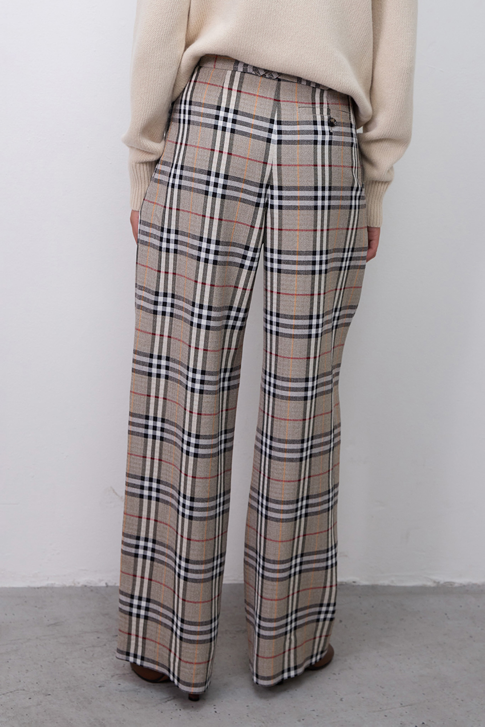 תמונת דוגמן אחורית של מכנסיים רחבים