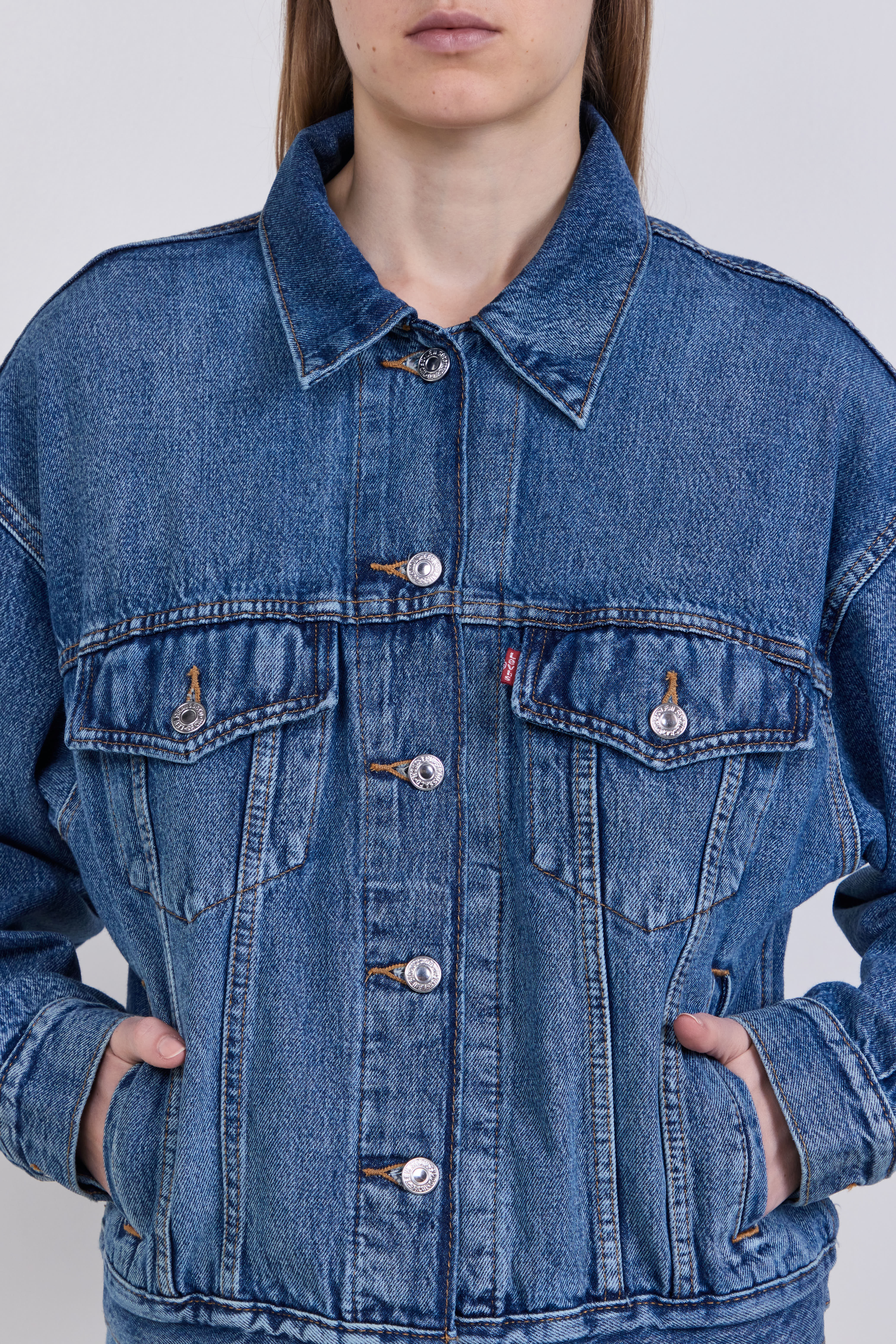 תמונת תקריב דוגמן של ז'קט ג'ינס 90s טראקר