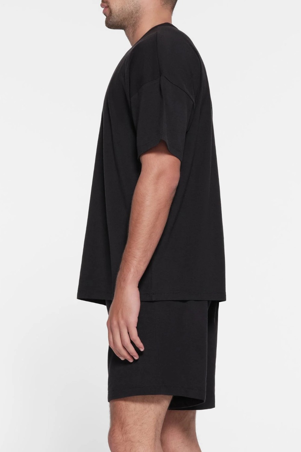 תמונת תקריב דוגמן של RELAXED T-SHIRT