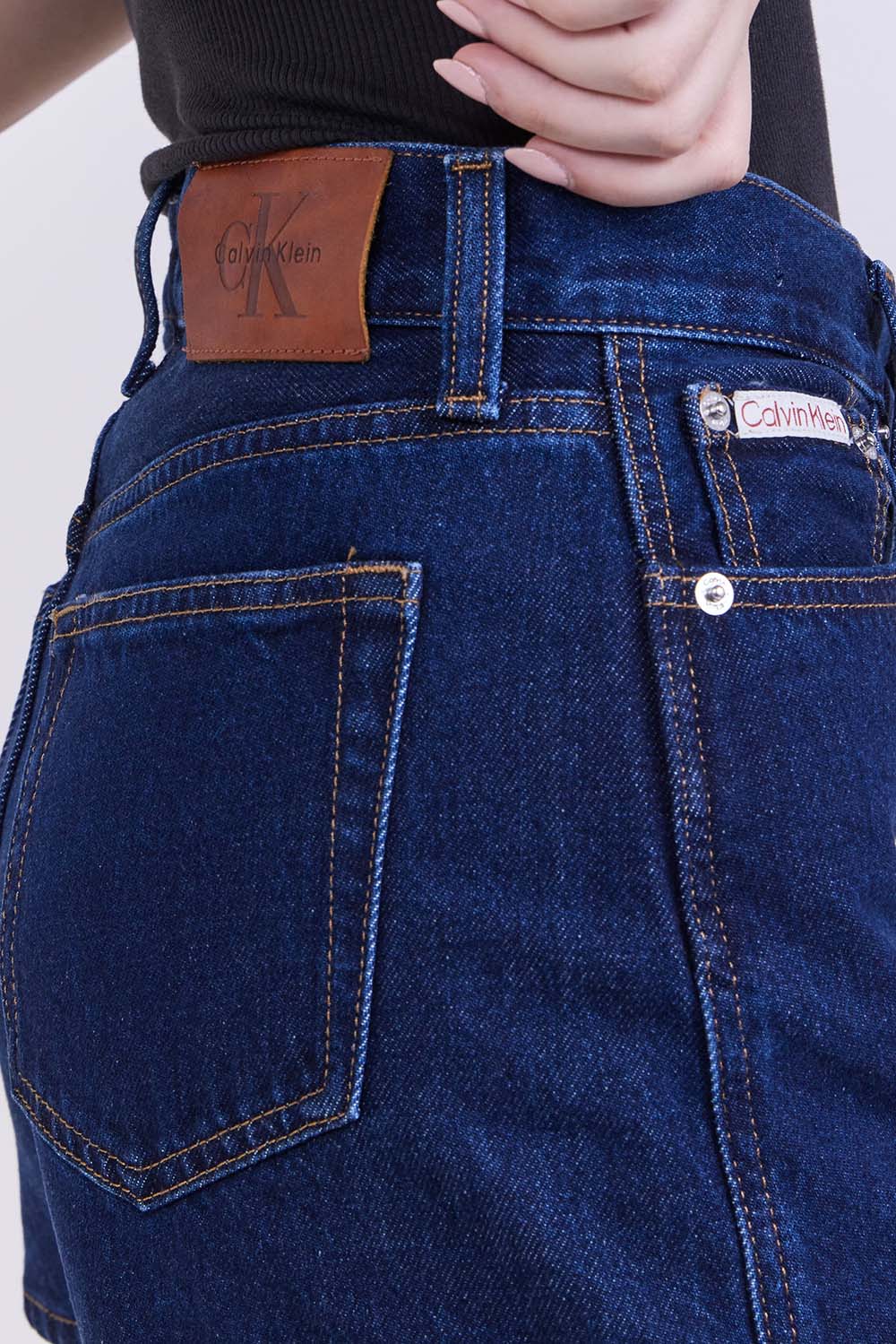 תמונת תקריב דוגמן של מכנסי ג&rsquo;ינס קצרים