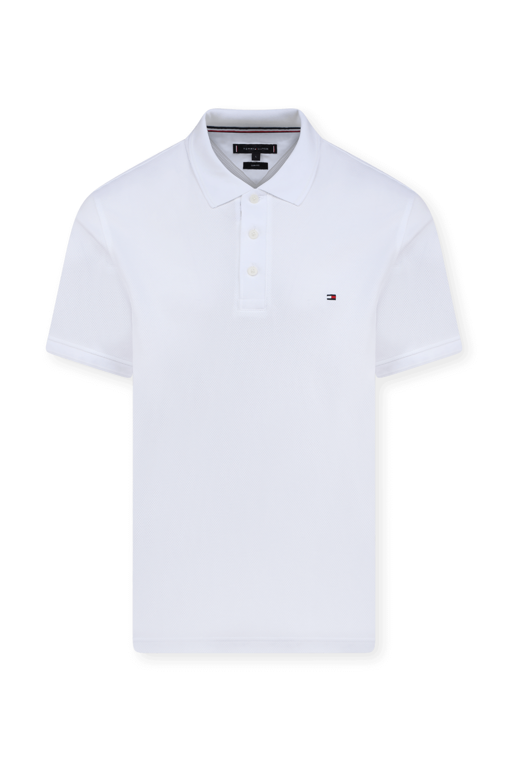 תמונה קידמית של חולצת פולו לבנה עם דגל רקום