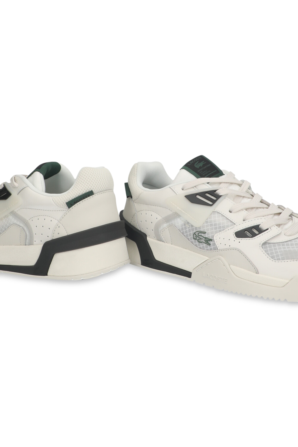 תמונת תקריב של סניקרס קורט מעור