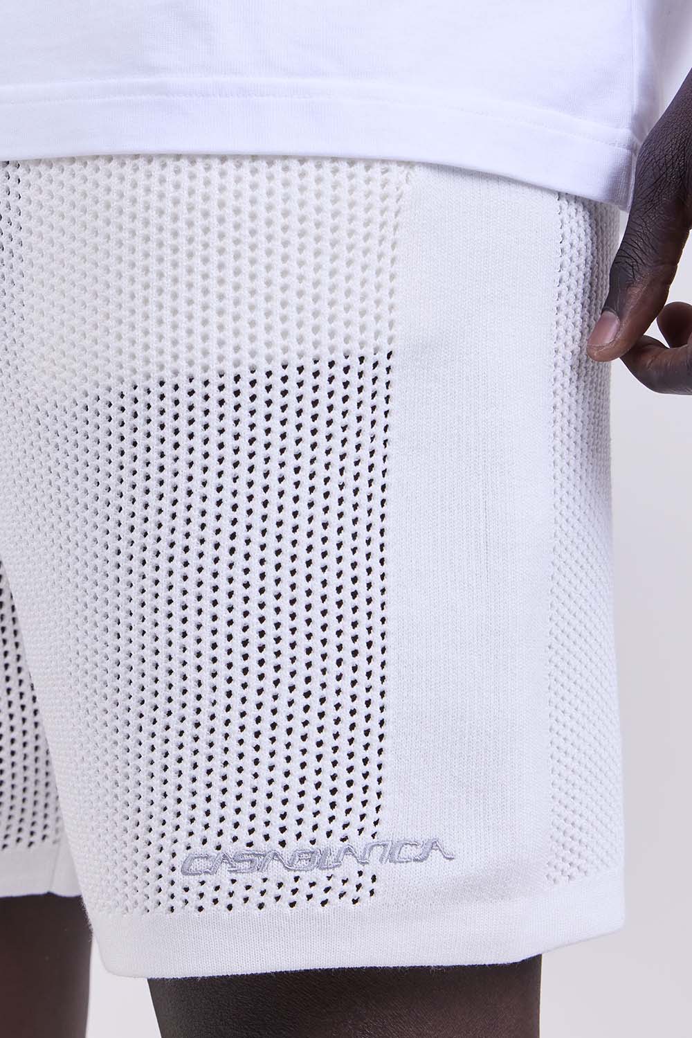 תמונת תקריב דוגמן של מכנסיים קצרים רשת